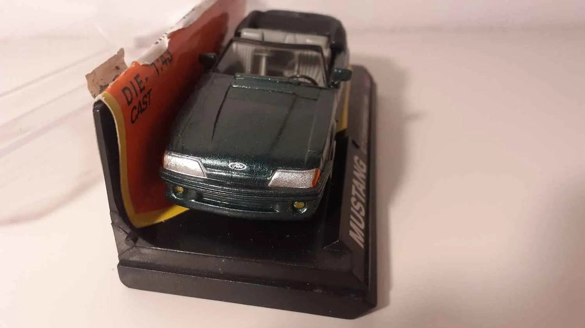 Ford Mustang G.T. convertible verte foncée de 1989 (voiture américaine) Bernard Miniatures