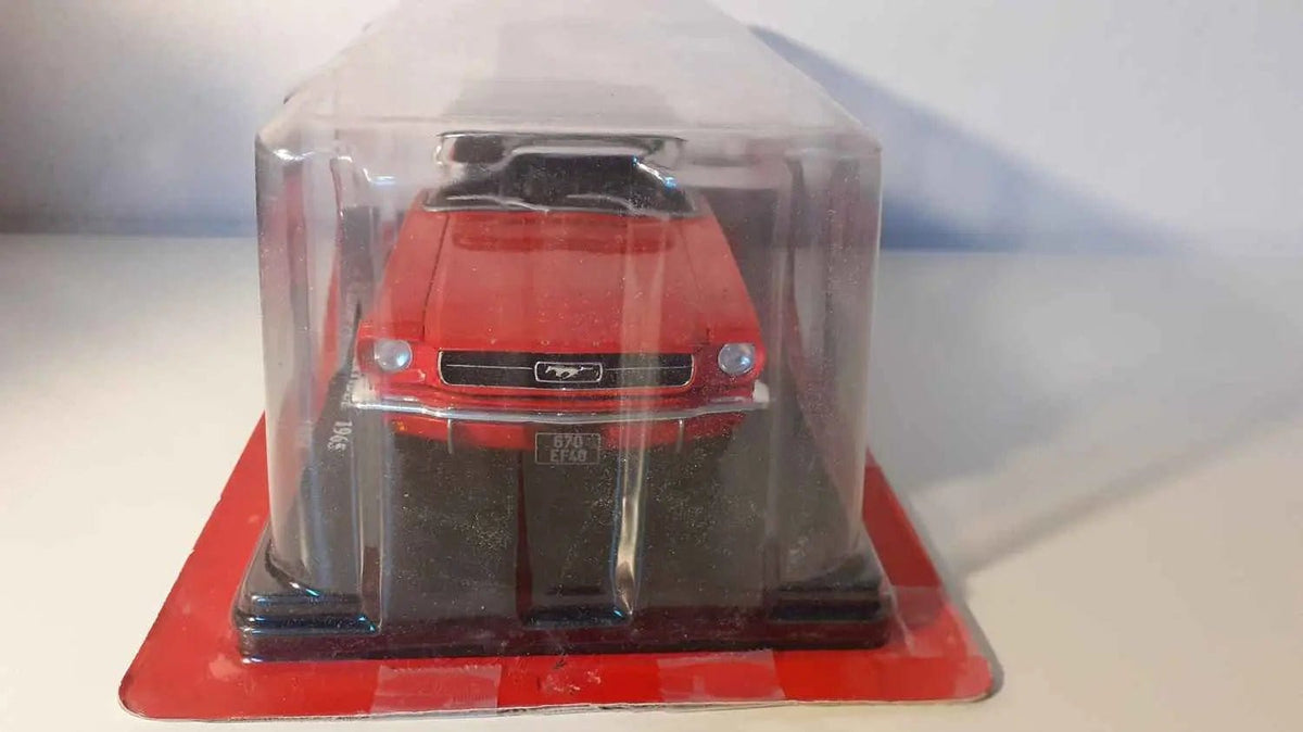 Ford Mustang convertible rouge de 1965 (échelle 1/24ème) Bernard Miniatures