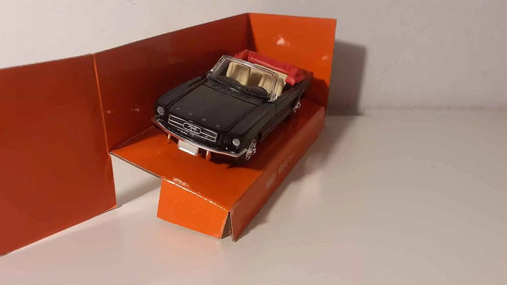Ford Mustang noire convertible de 1964 (voiture américaine) Bernard Miniatures
