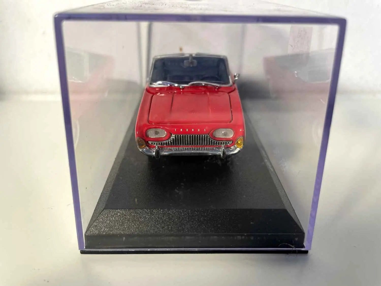 Ford Taunus Badew rouge (collection DétailCars article N°184) Bernard Miniatures