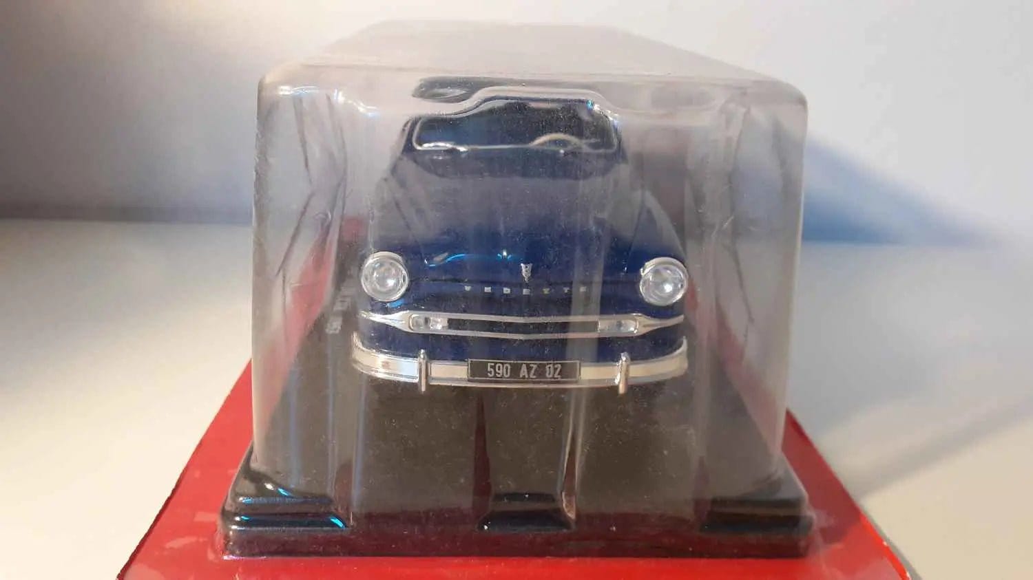 Ford Vedette bleue foncée de 1953 (échelle 1/24ème) Bernard Miniatures