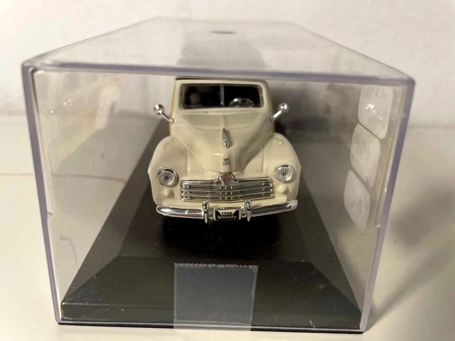 Ford Woody blanche, marron et noire de 1948 (voiture américaine) Bernard Miniatures