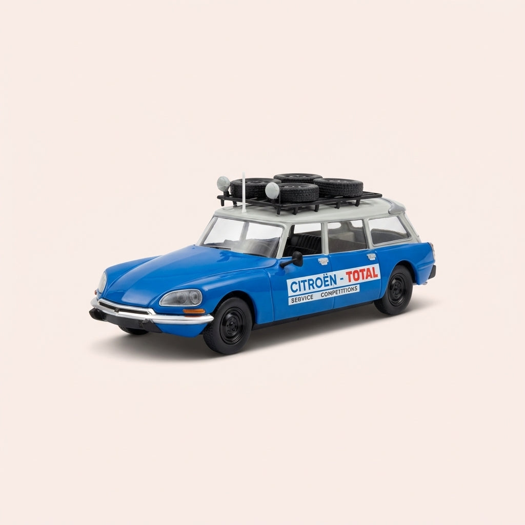 Citroën ID 21 Break Rallye-Hëllef aus dem Joer 1970 blo mat bëllegem Dack, Galerie a Pneuen op der Galerie (an der Folié)