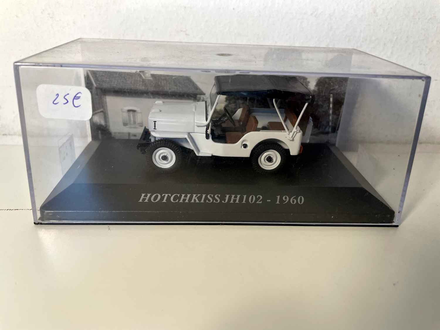 1960 Wäissen Hotchkiss JH102 mat schwaarzem Daach (Jeep)