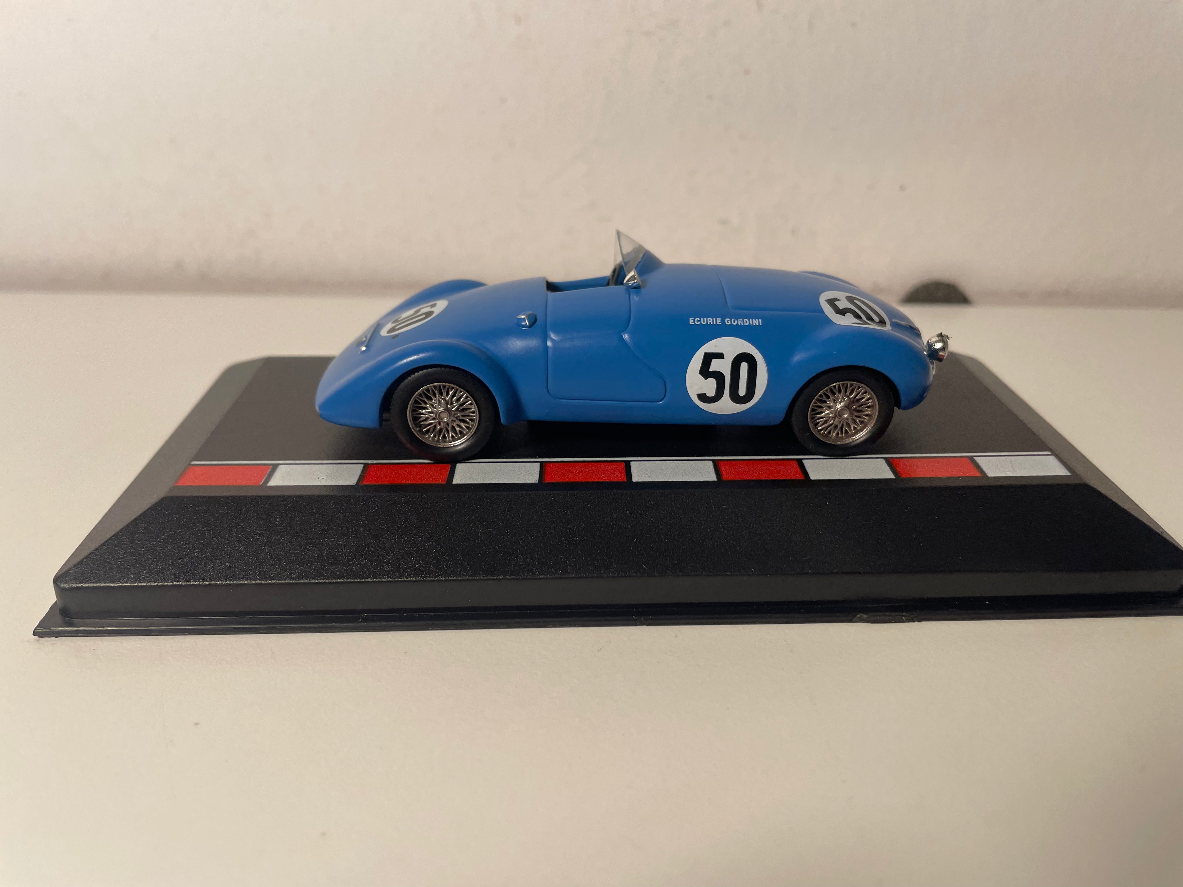 Simca Gordini bleue numéro 50 - 24 heures du Mans de 1949