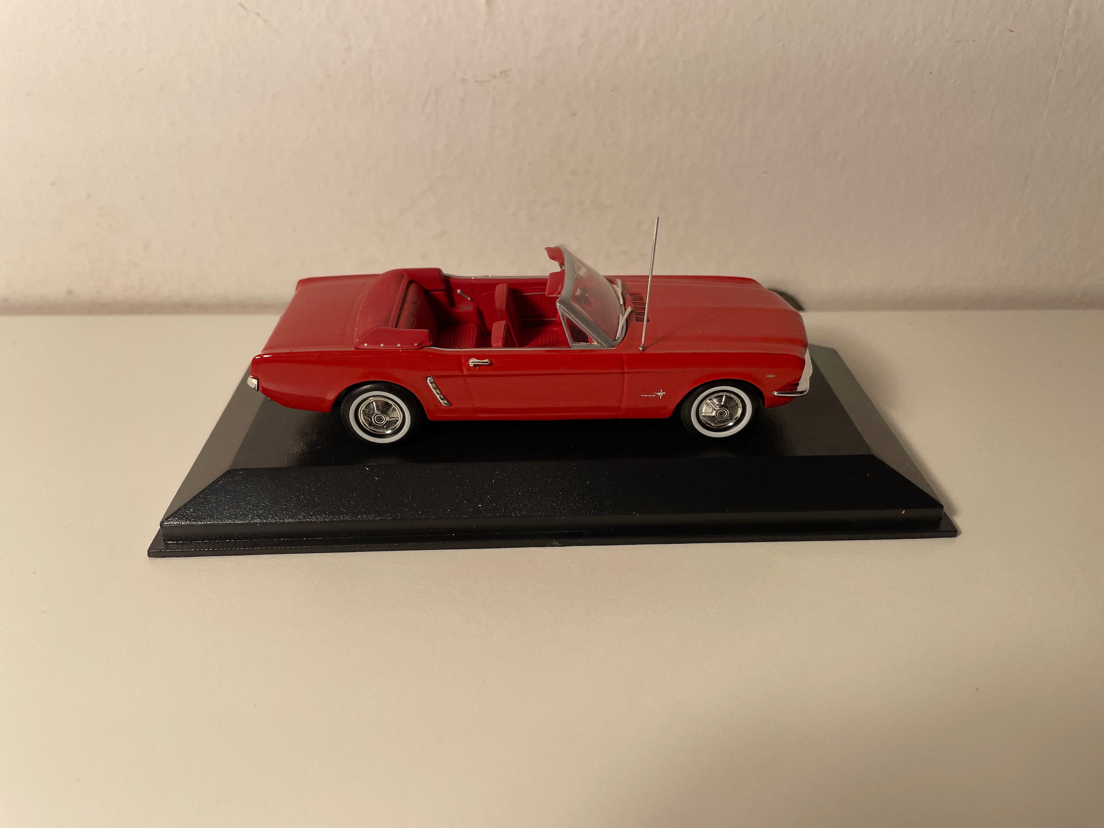 Ford Mustang Cabriolet rout 1964 - MINICHAMPS (amerikanescht Auto)