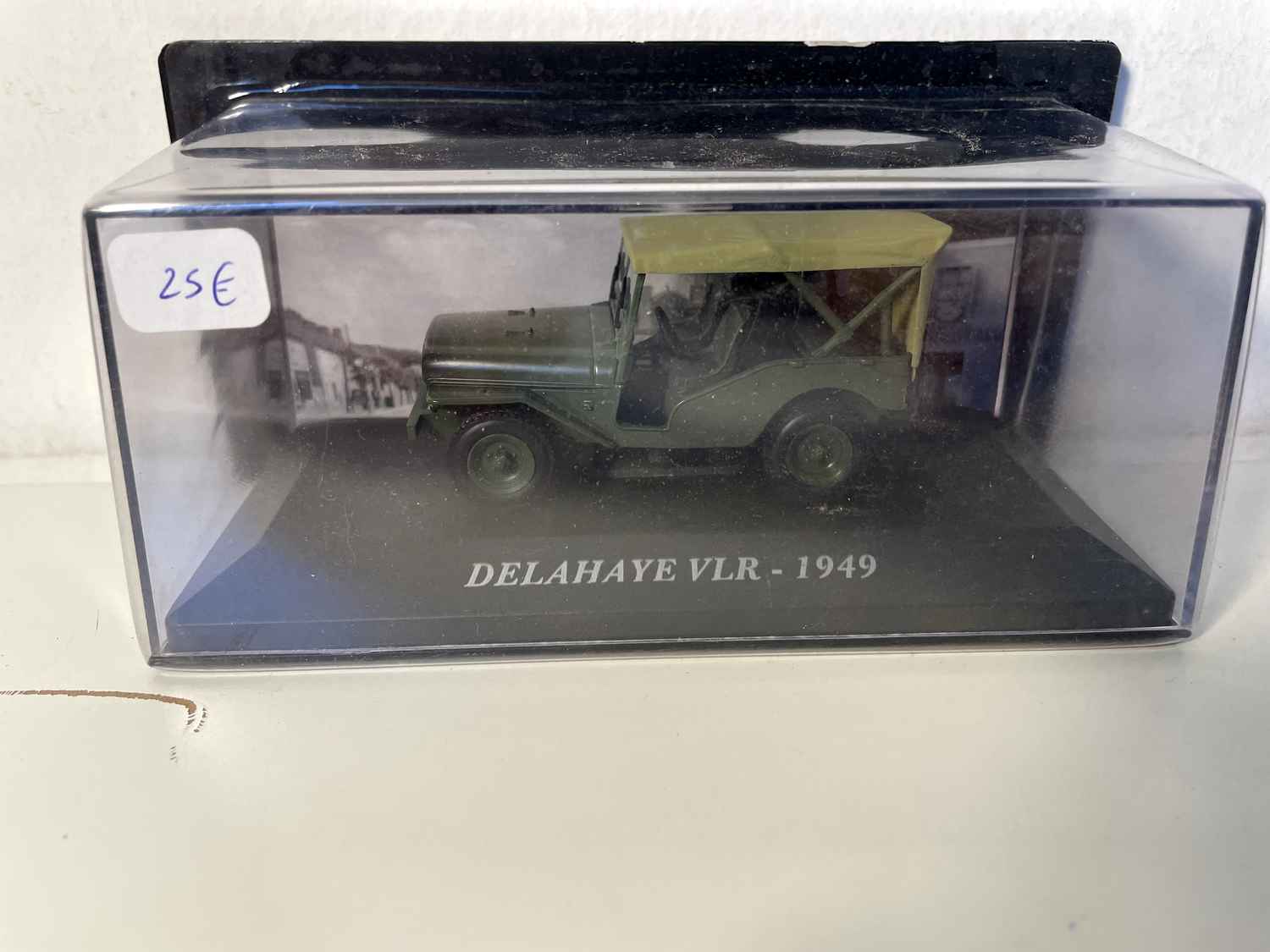 Donkelgréngen Delahaye VLR vun 1949 (Jeep)
