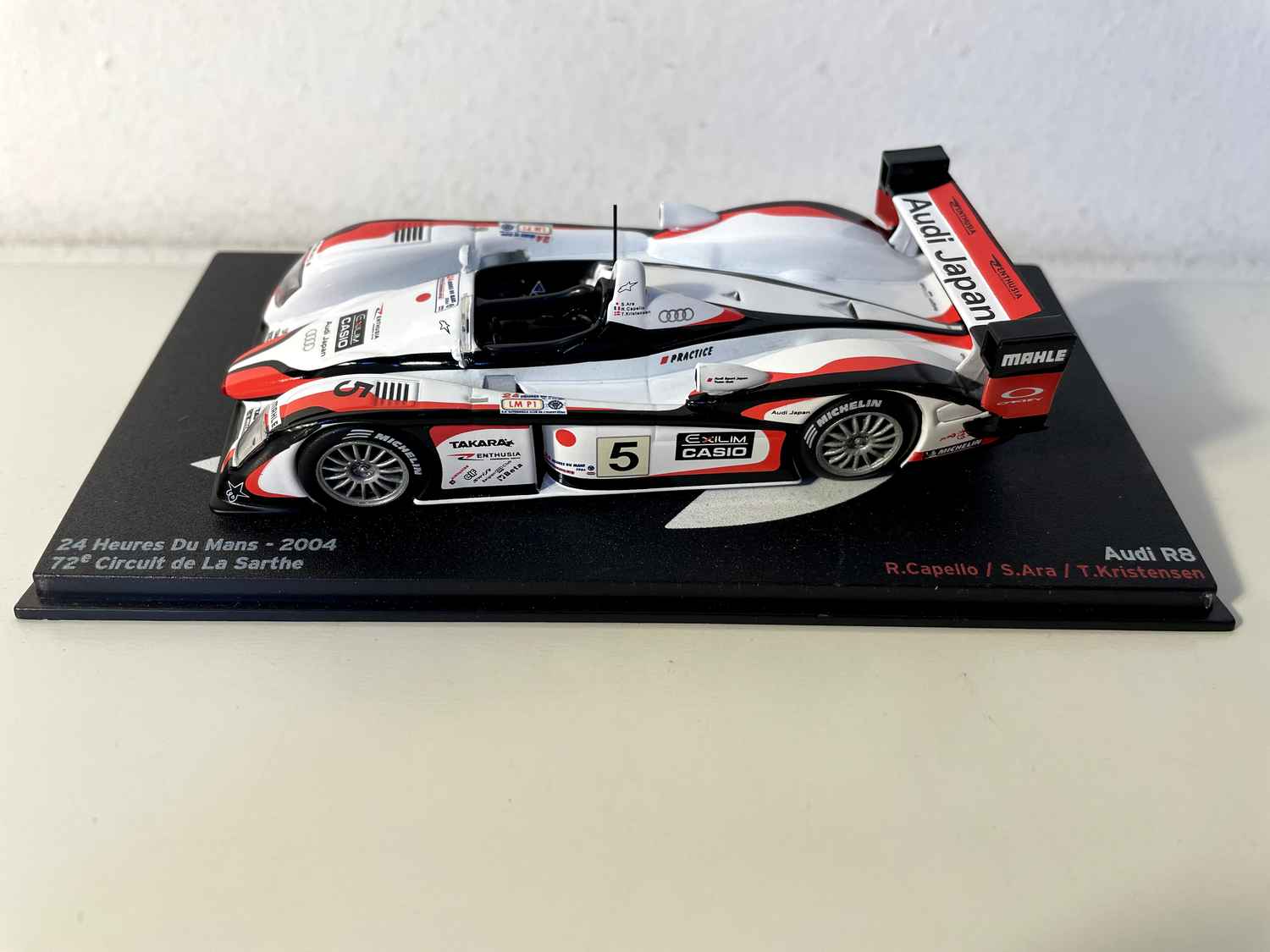 Audi R8 blanche, rouge et noire numéro 5 - 24 heures du Mans de 2005