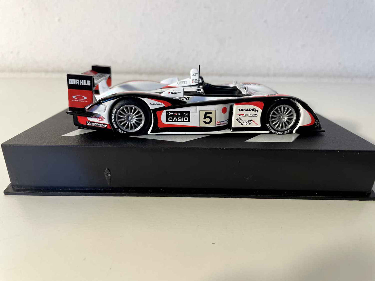 Audi R8 blanche, rouge et noire numéro 5 - 24 heures du Mans de 2005