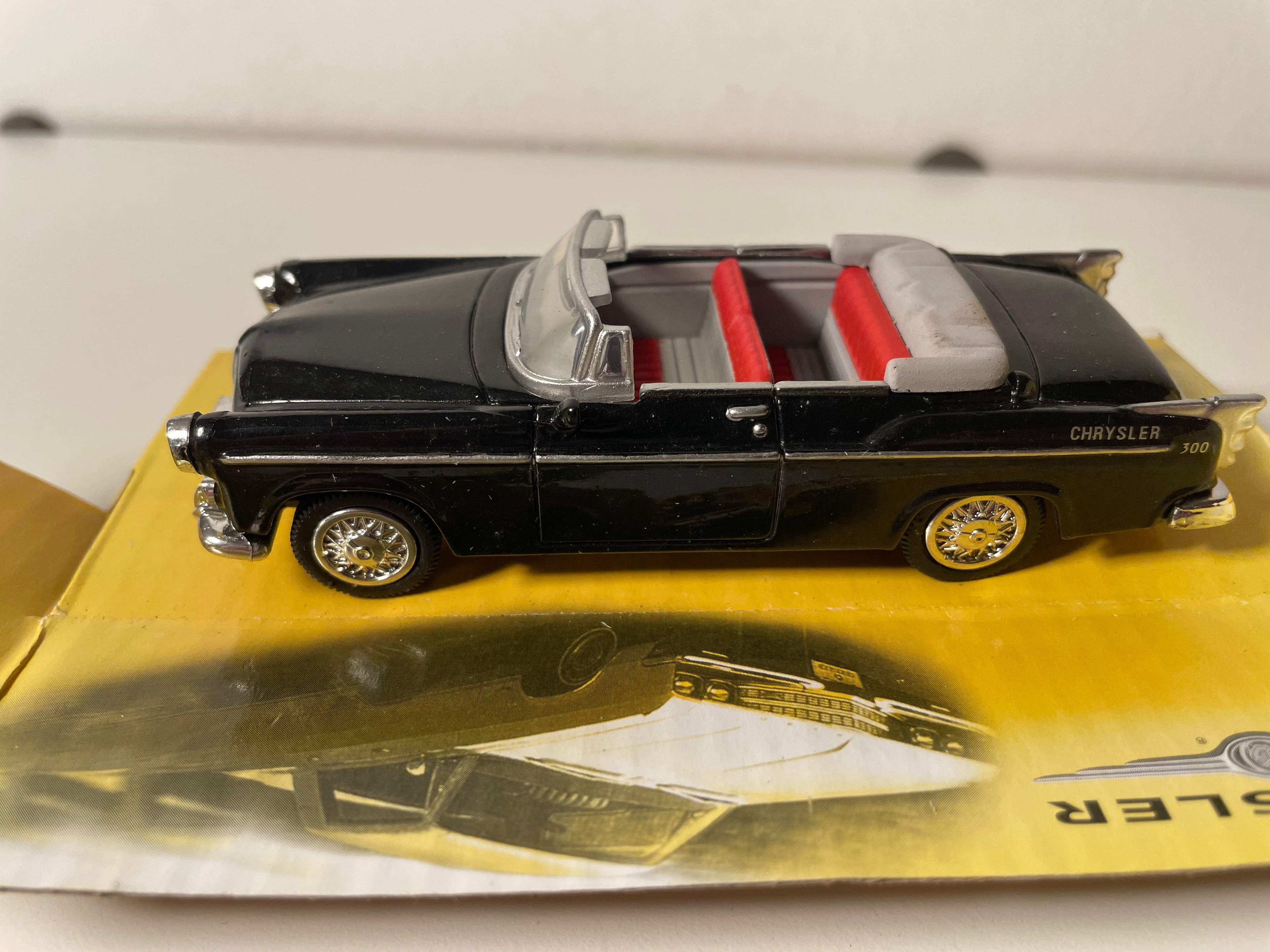 Chrysler C-300 noire de 1955 - CityCruiser (voiture américaine)