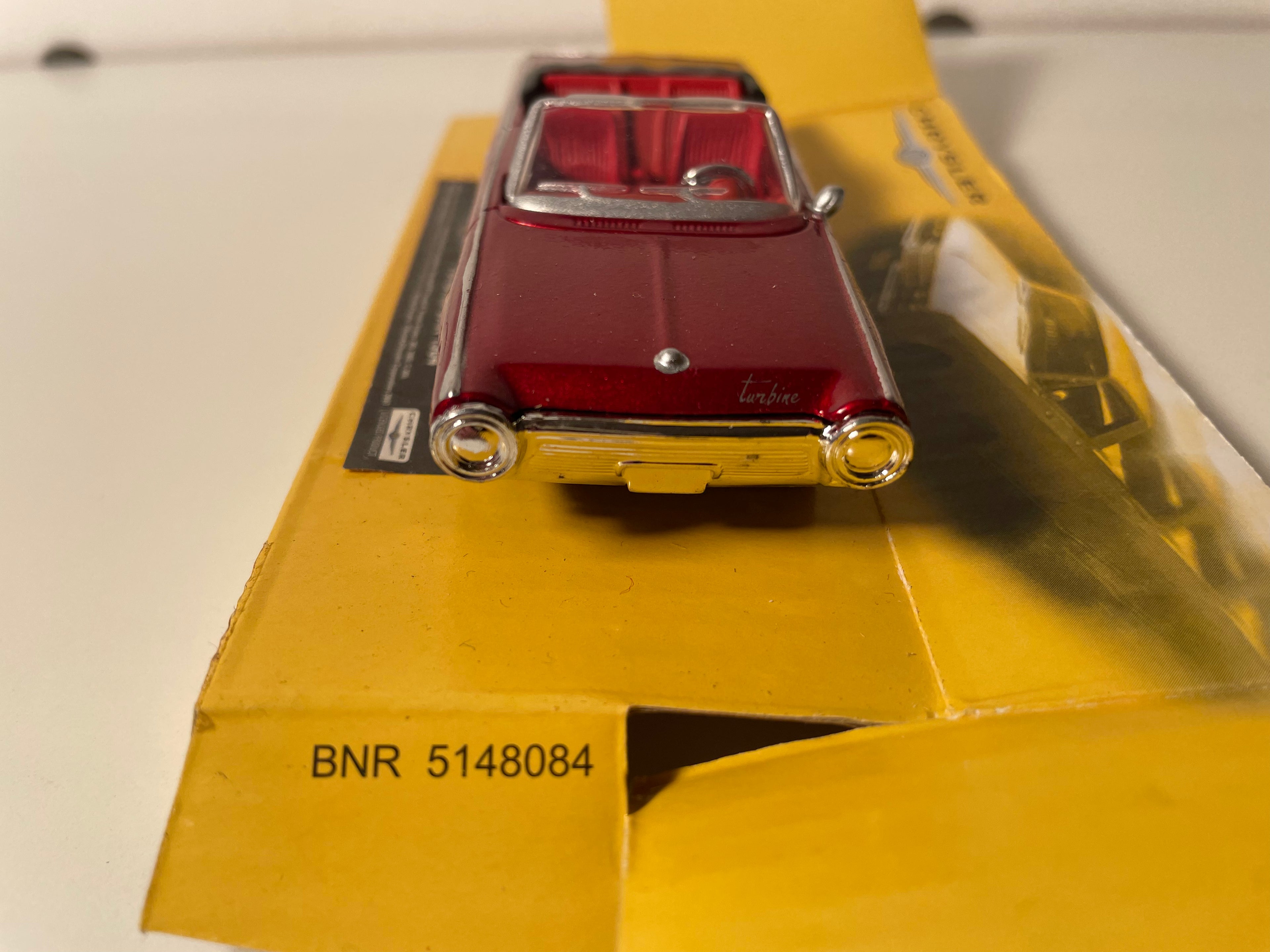 Chrysler Turbine Car rosso scuro/bordeaux del 1964 - CityCruiser (auto americano)