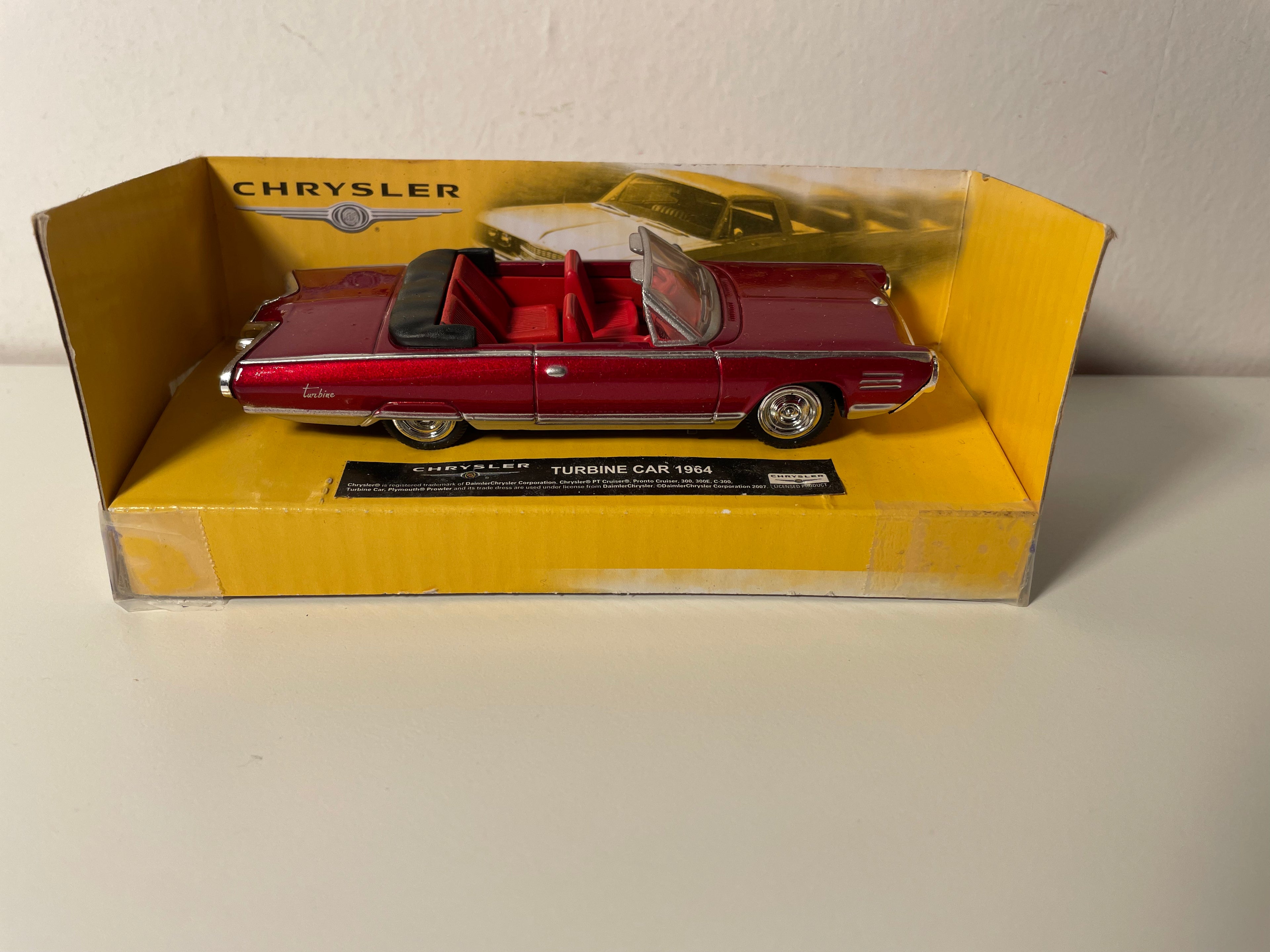 Chrysler Turbine Car rosso scuro/bordeaux del 1964 - CityCruiser (auto americano)