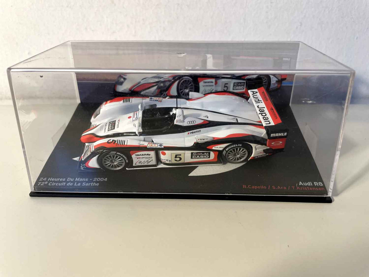 Audi R8 blanche, rouge et noire numéro 5 - 24 heures du Mans de 2005