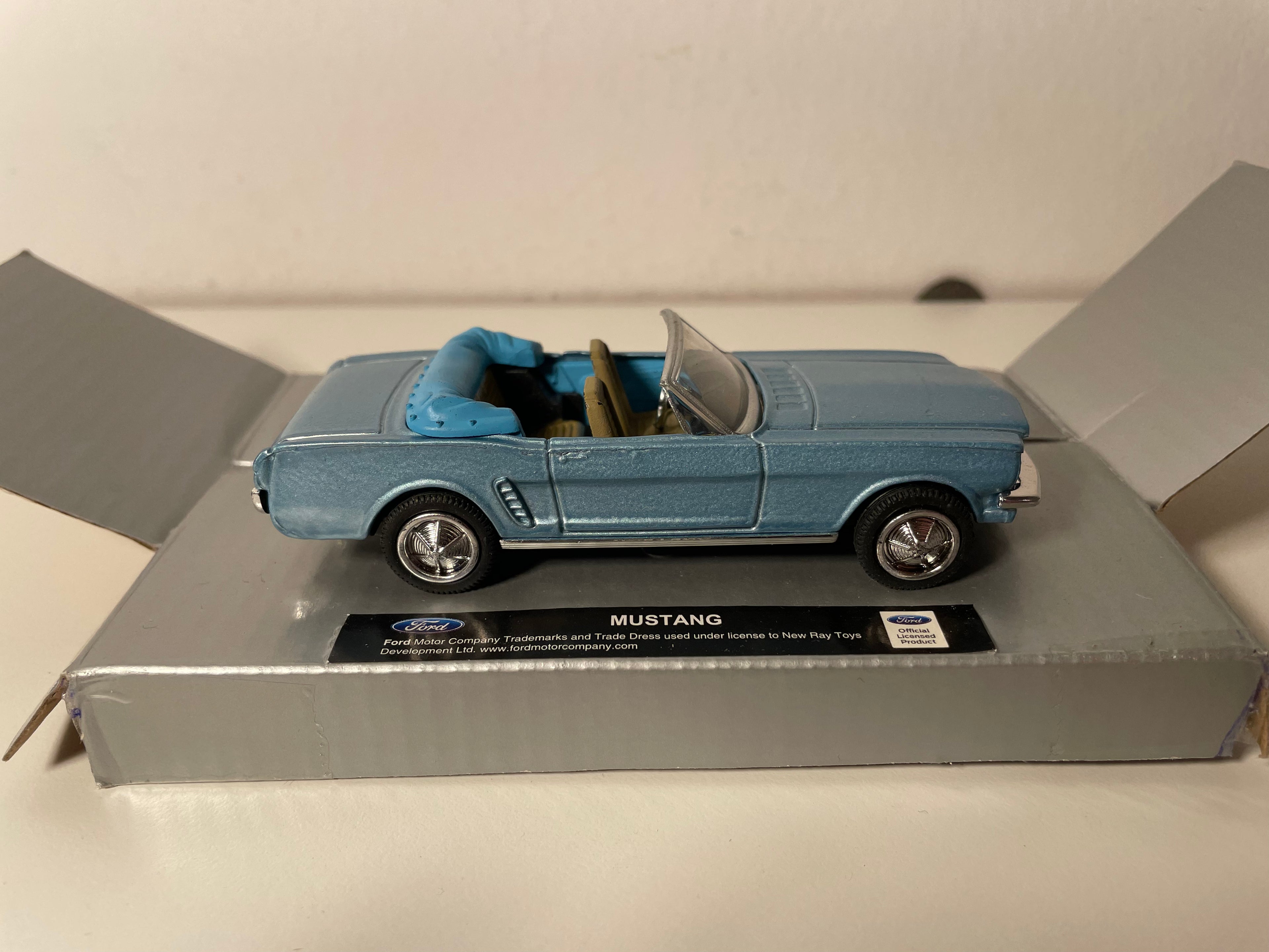 Blue Ford Mustang - CityCruiser (American Car)