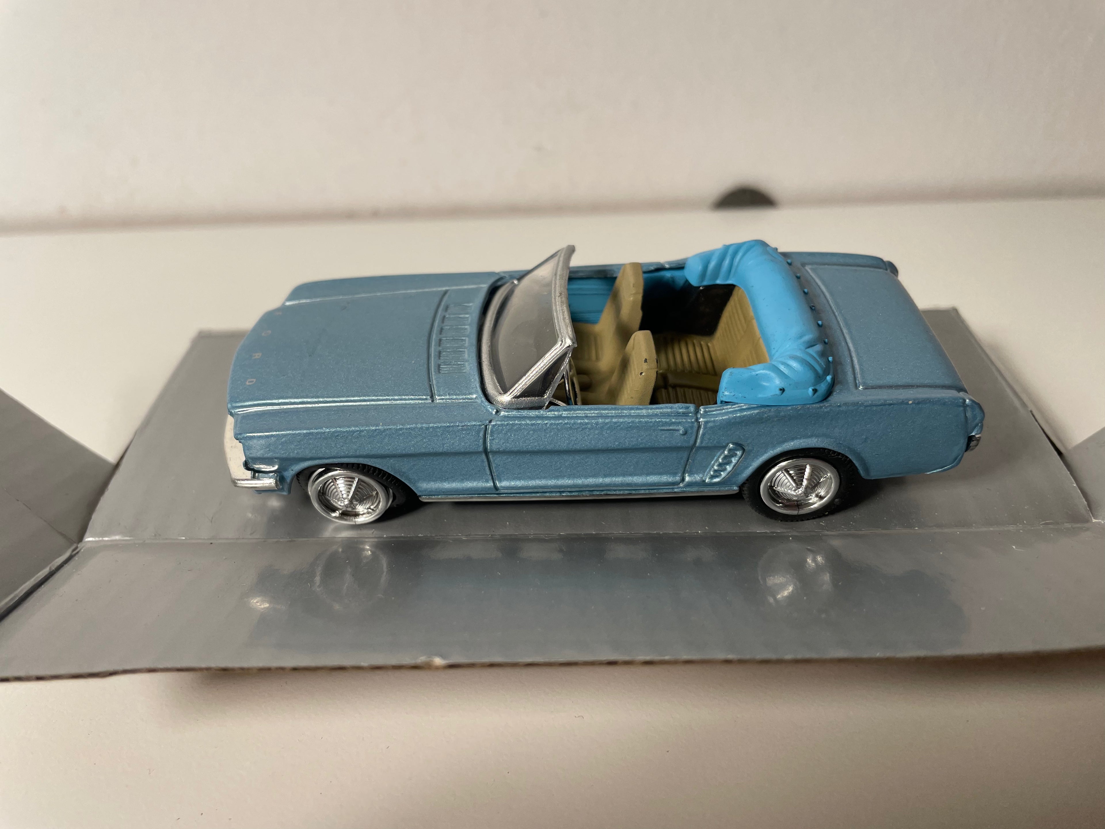 Blue Ford Mustang - CityCruiser (American Car)