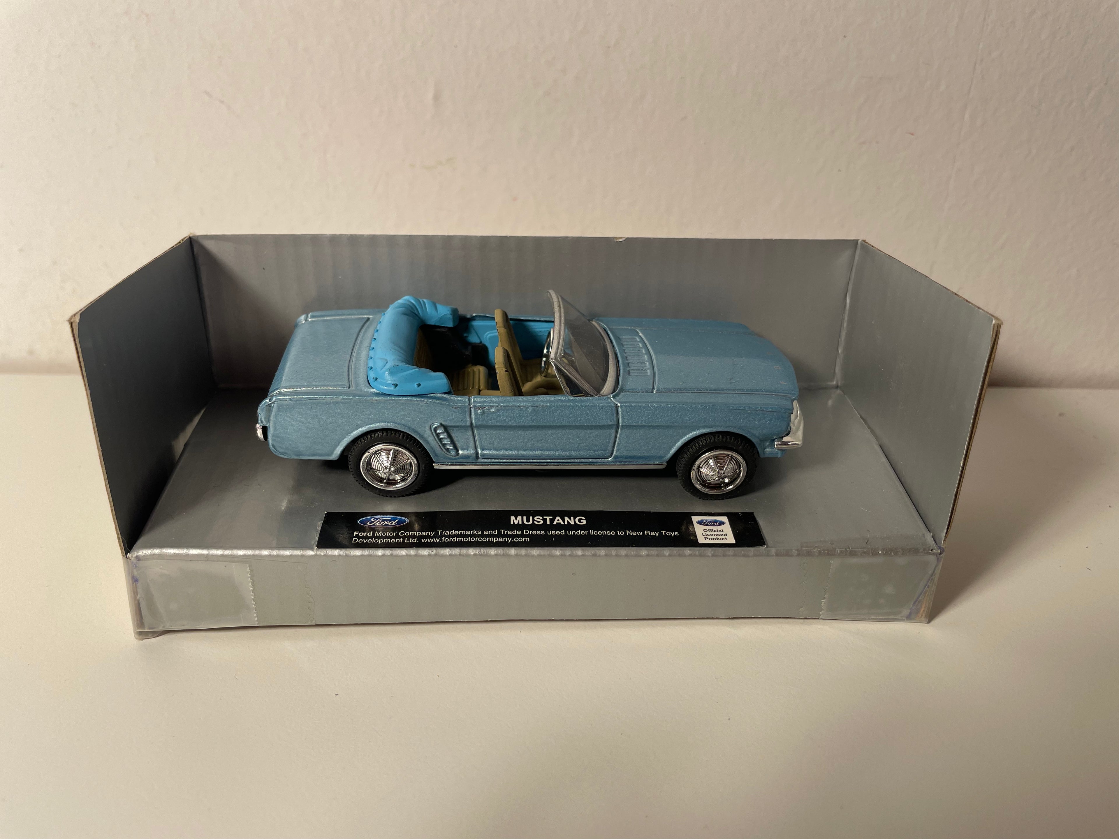 Blue Ford Mustang - CityCruiser (American Car)