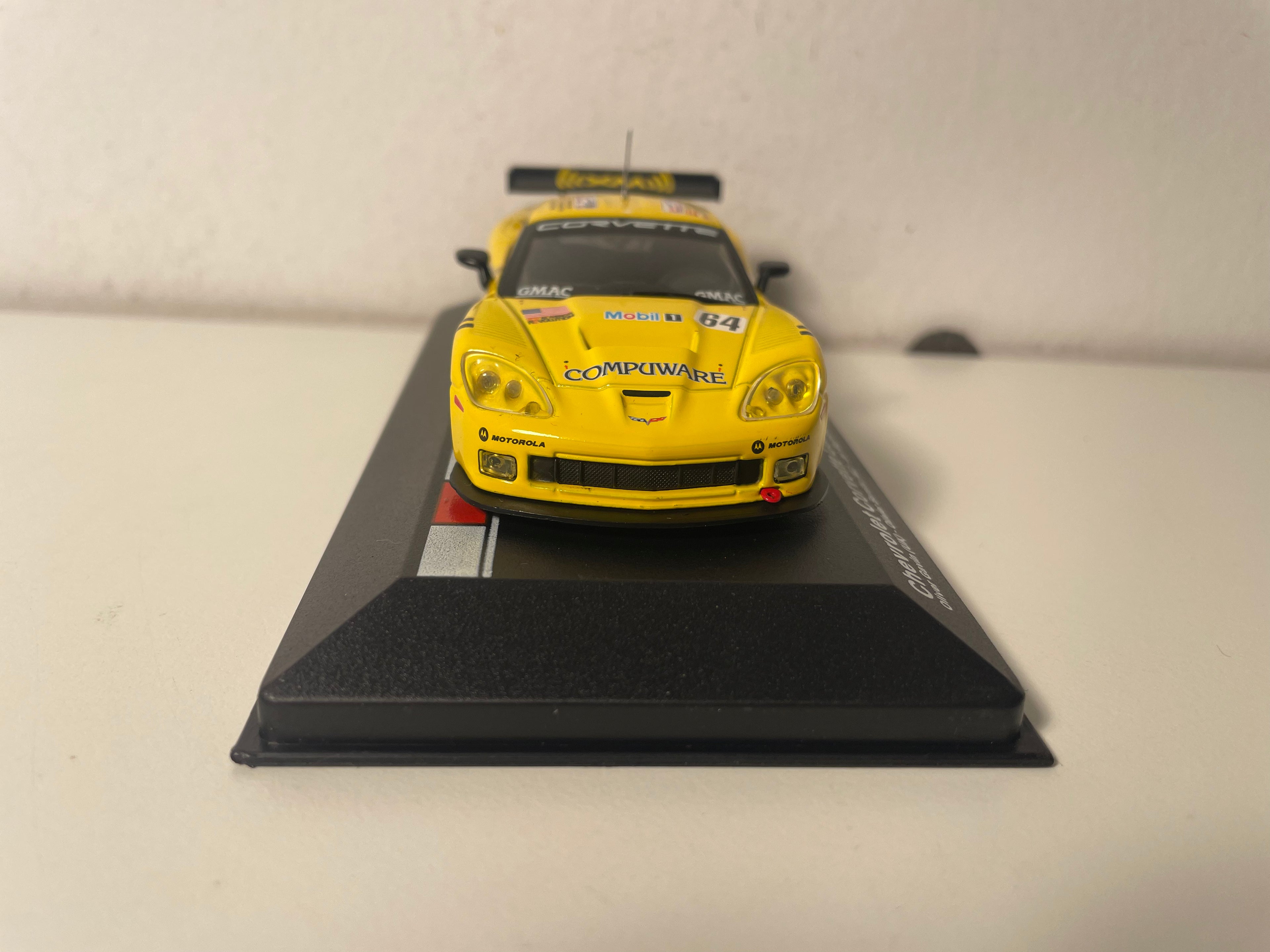Chevrolet Corvette C6.R amarillo número 64 (24 Horas de Le Mans 2005)