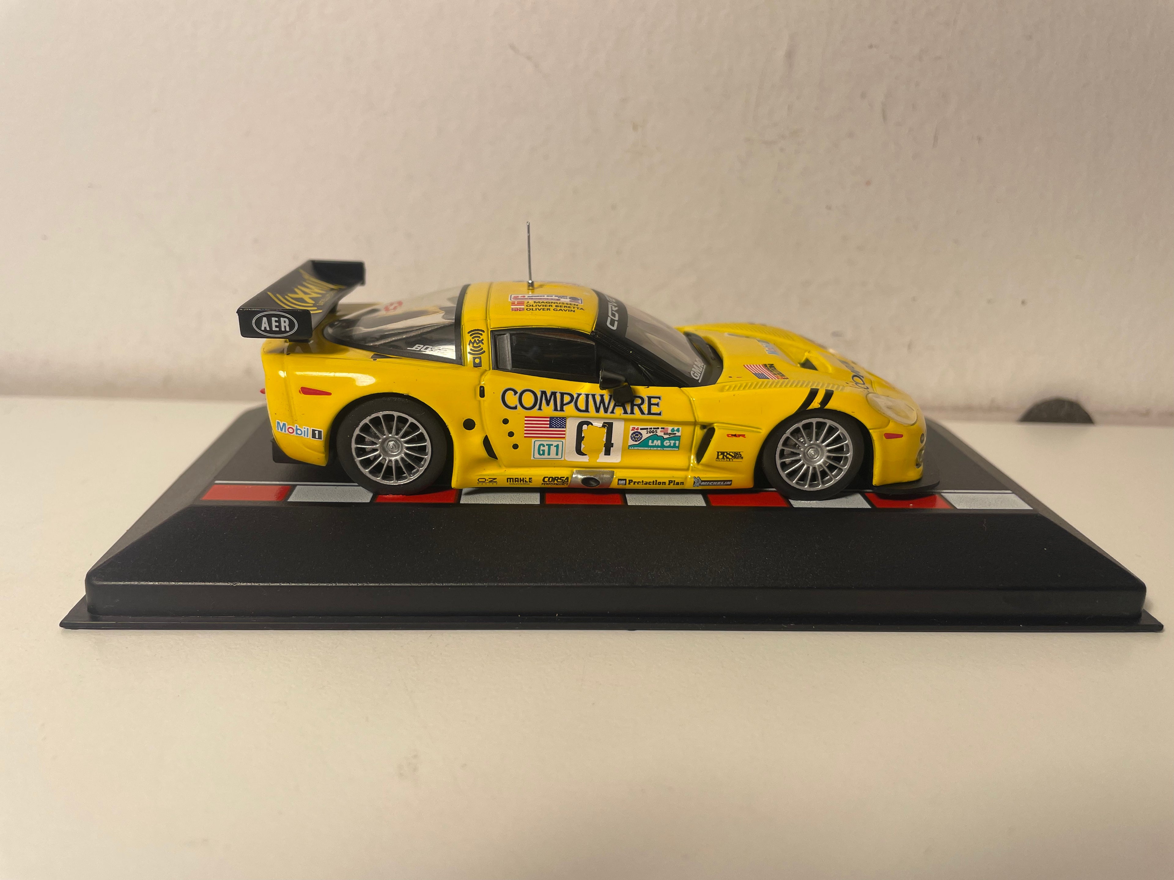 Chevrolet Corvette C6.R amarillo número 64 (24 Horas de Le Mans 2005)