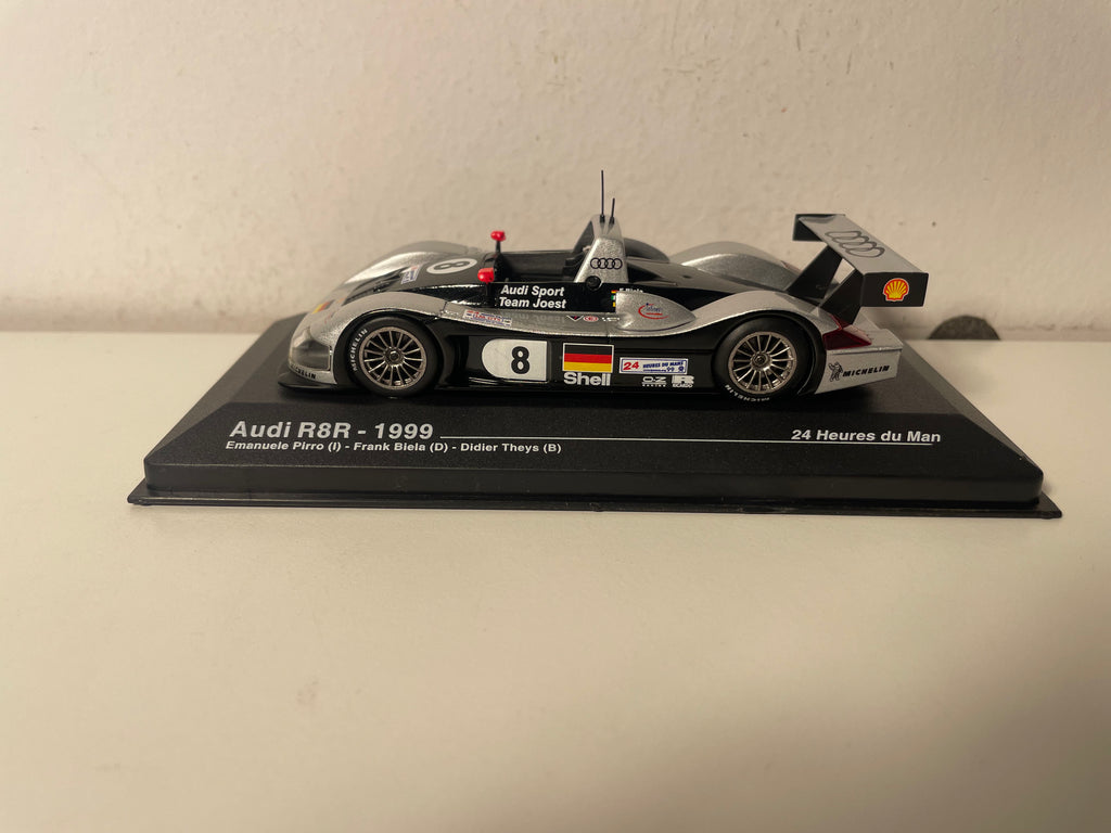 Audi R8R Grau und Schwarz Nummer 8 - 24 Stunden von Le Mans 1999