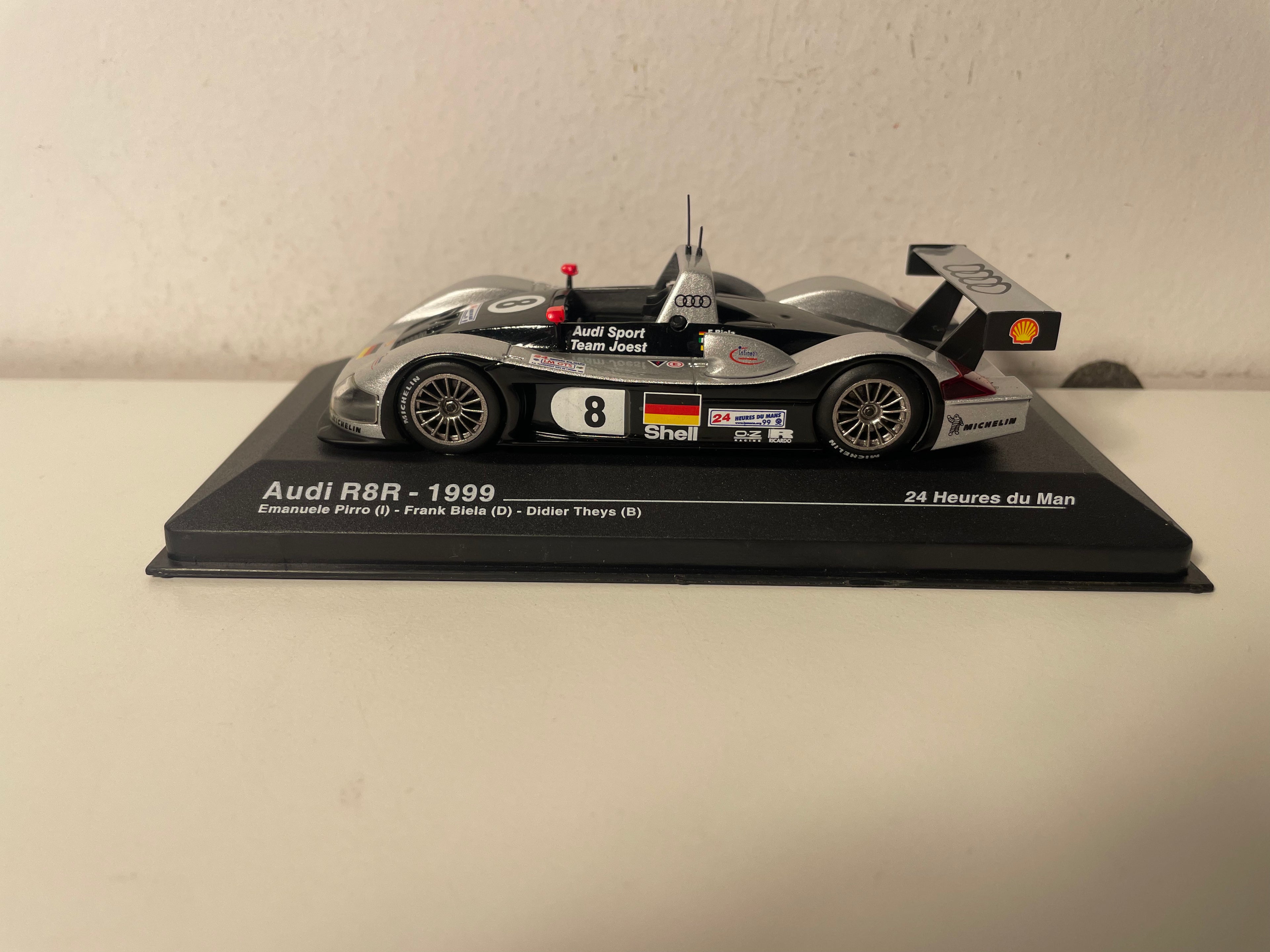 Audi R8R Grau und Schwarz Nummer 8 - 24 Stunden von Le Mans 1999