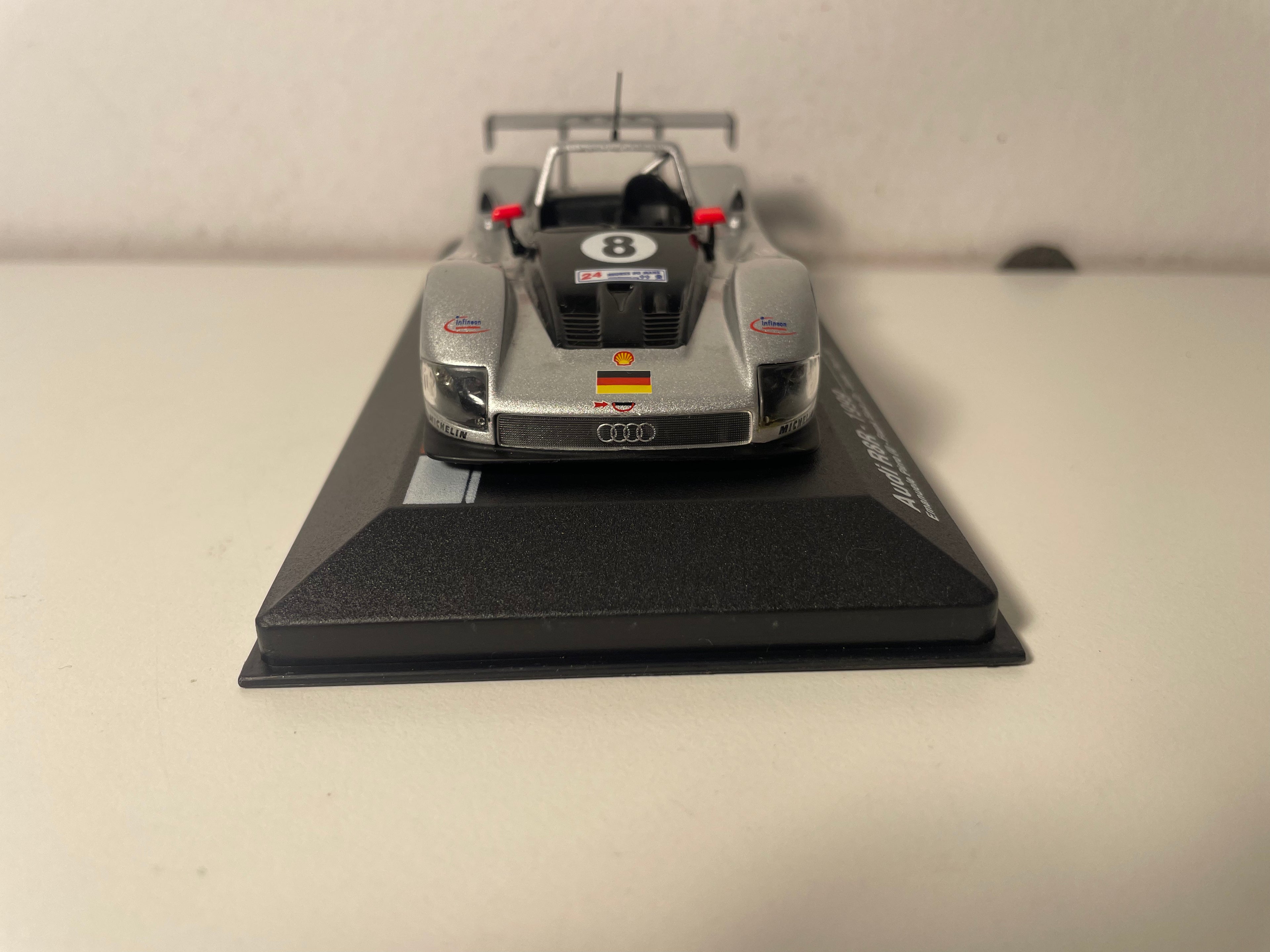 Audi R8R Grau und Schwarz Nummer 8 - 24 Stunden von Le Mans 1999
