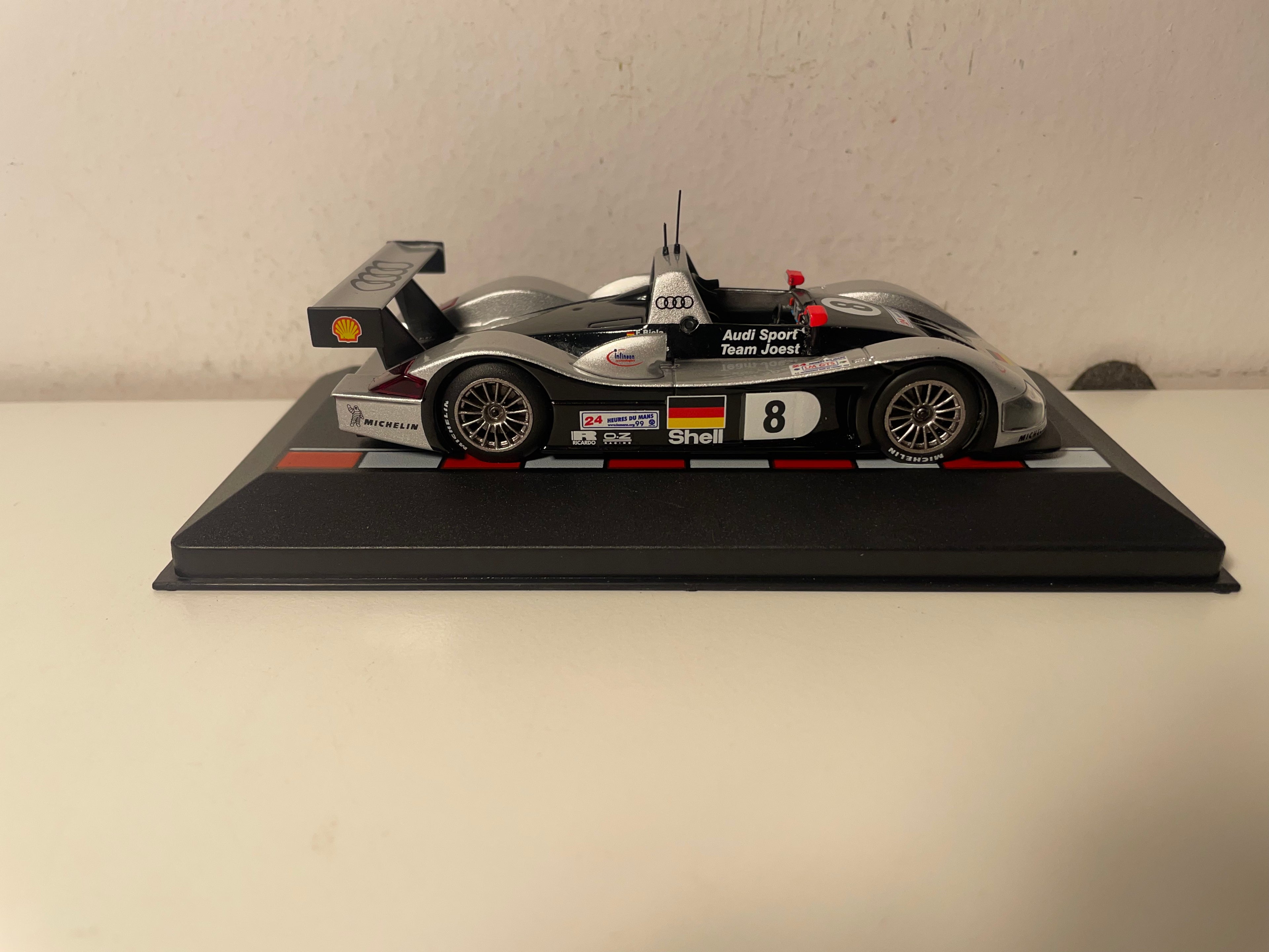 Audi R8R Grau und Schwarz Nummer 8 - 24 Stunden von Le Mans 1999