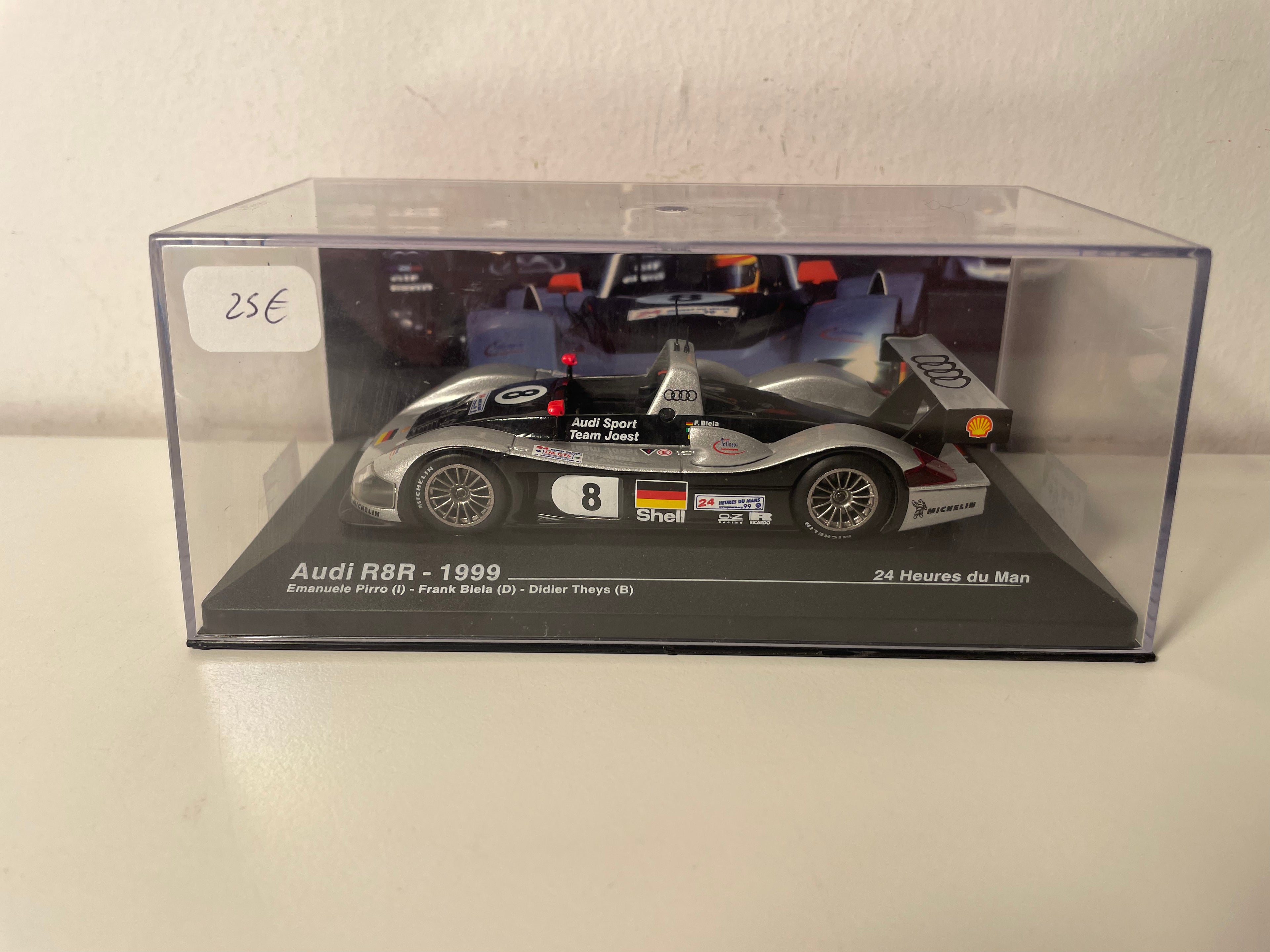 Audi R8R Grau und Schwarz Nummer 8 - 24 Stunden von Le Mans 1999