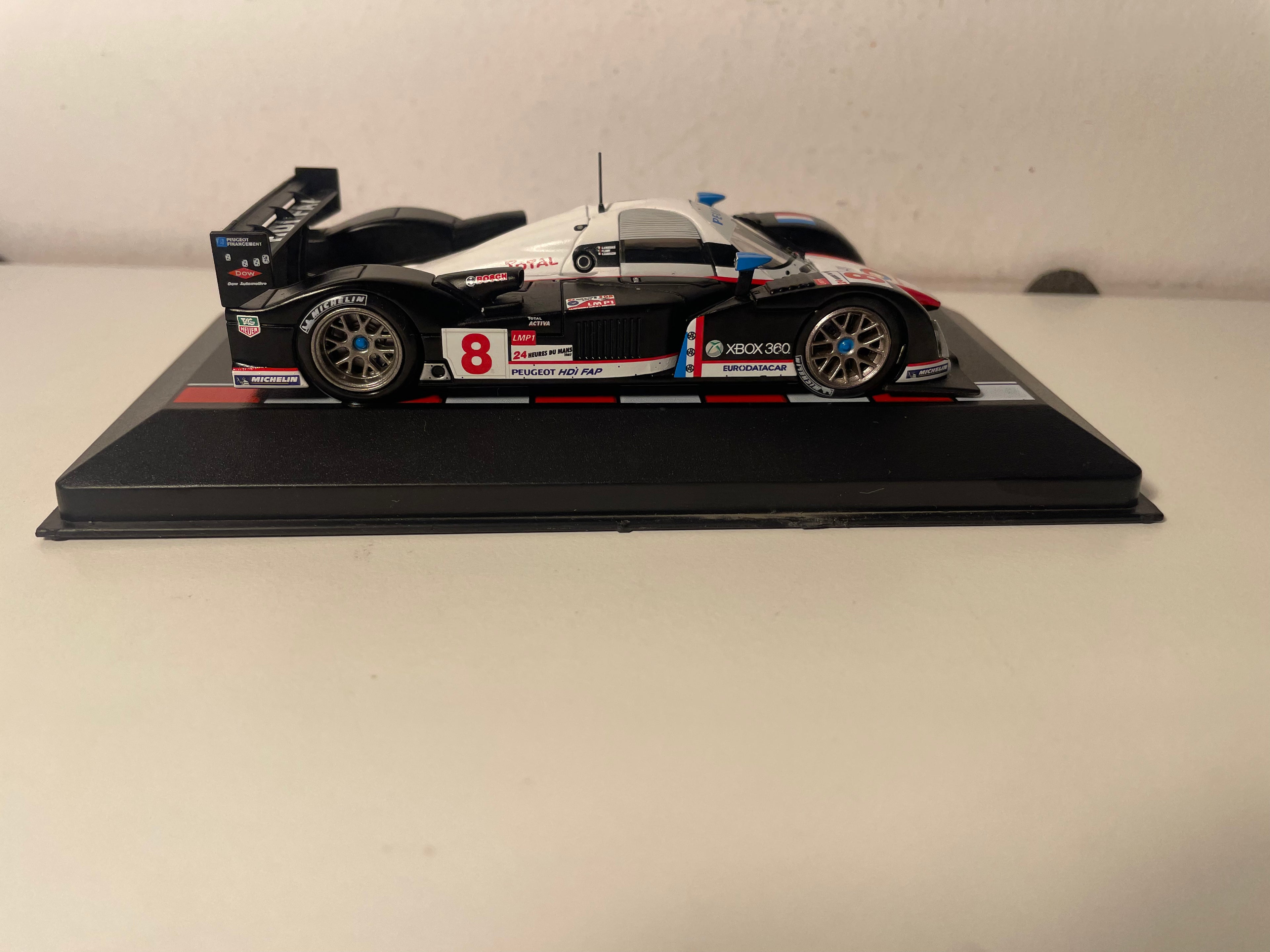 Peugeot 908 HDi FAP blanche et noire numéro 8 - 24 heures du Mans de 2007