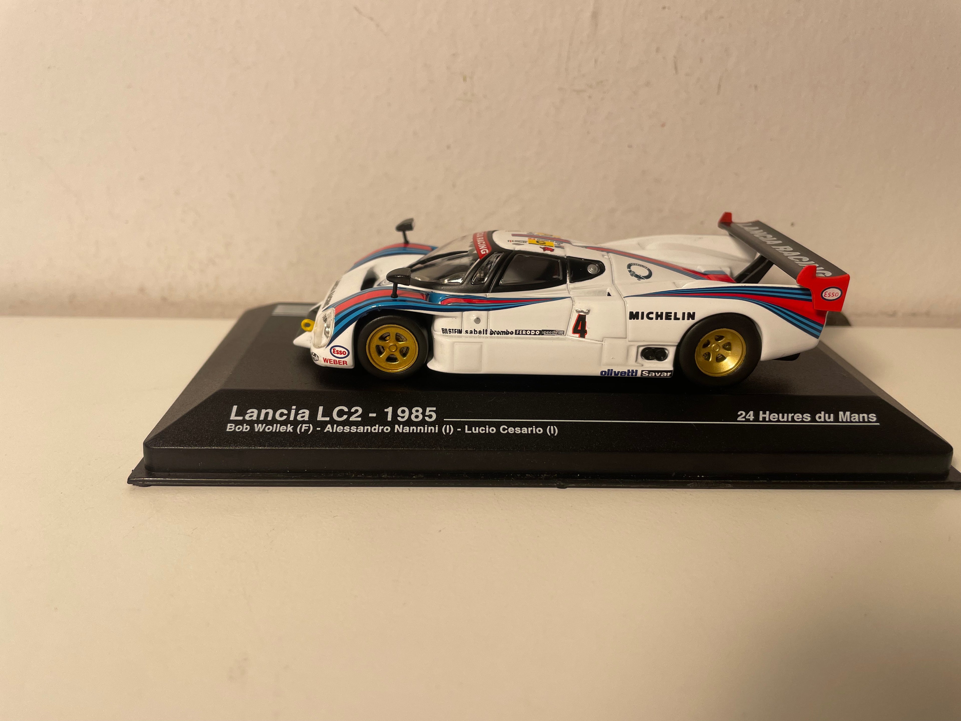 Lancia LC2 blanche, bleue et rouge numéro 4 - 24 heures du Mans de 1985