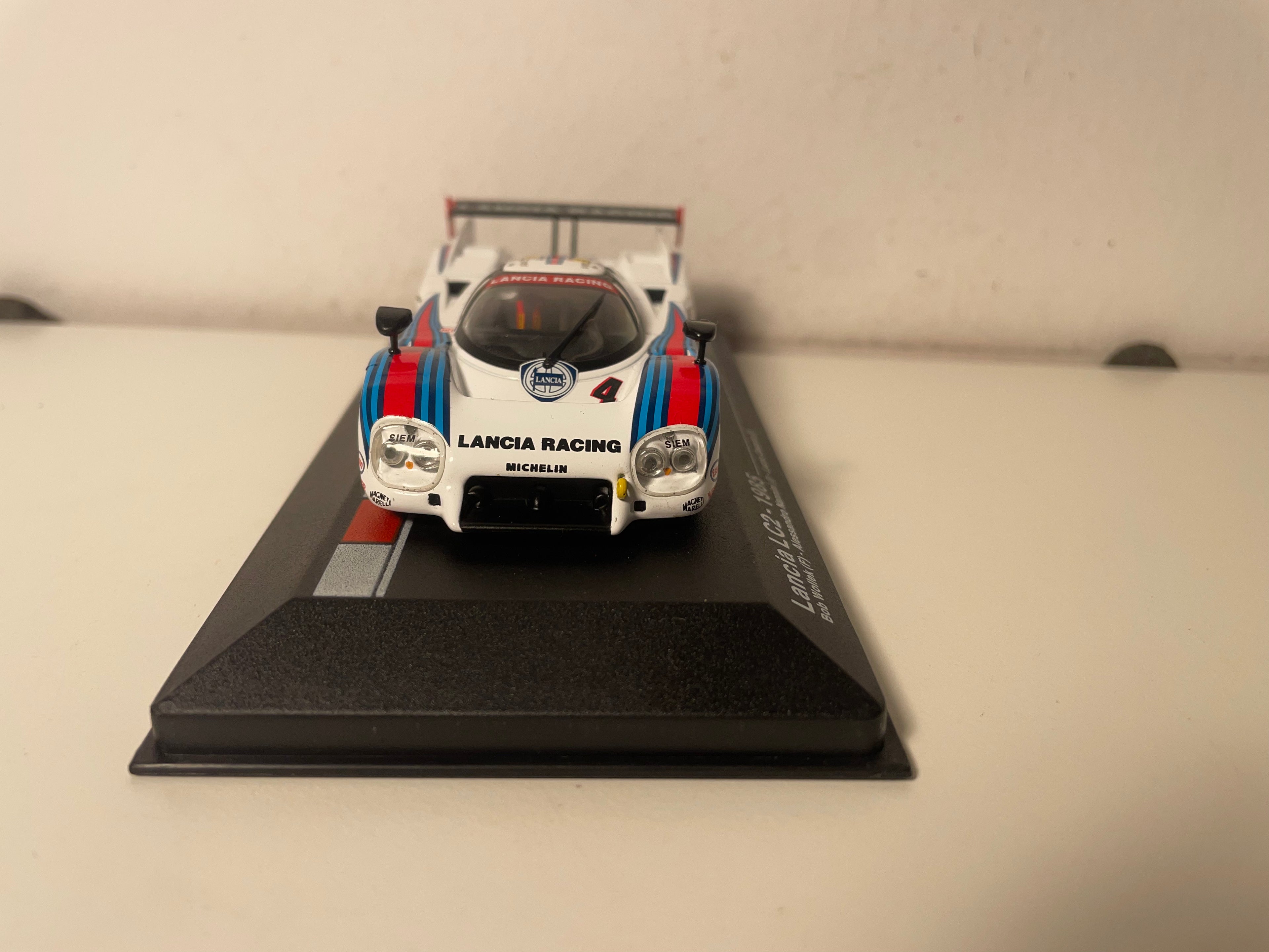 Lancia LC2 blanche, bleue et rouge numéro 4 - 24 heures du Mans de 1985