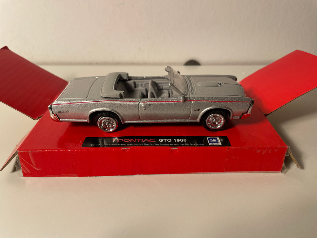 Pontiac GTO gris vum Joer 1966 - CityCruiser (amerikanescht Auto)