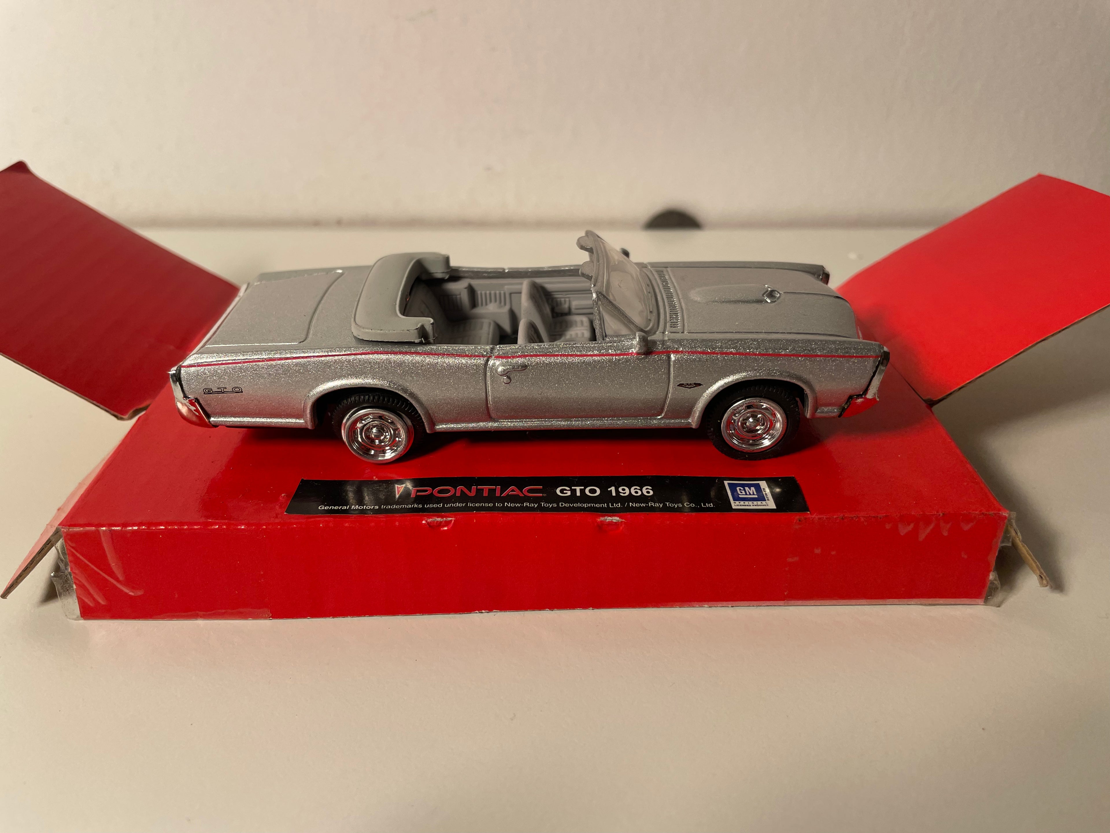 Pontiac GTO gris vum Joer 1966 - CityCruiser (amerikanescht Auto)