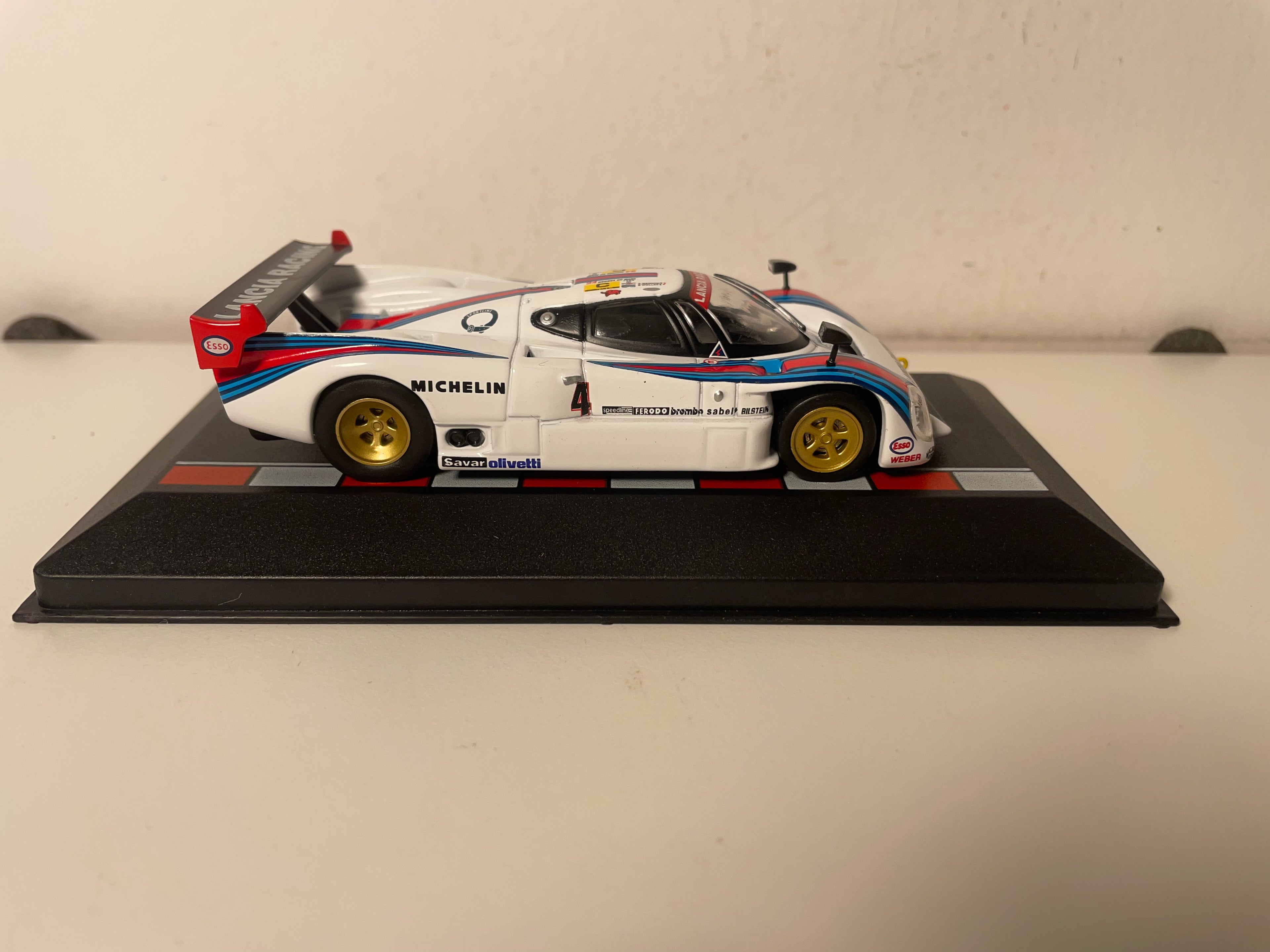 Lancia LC2 blanche, bleue et rouge numéro 4 - 24 heures du Mans de 1985