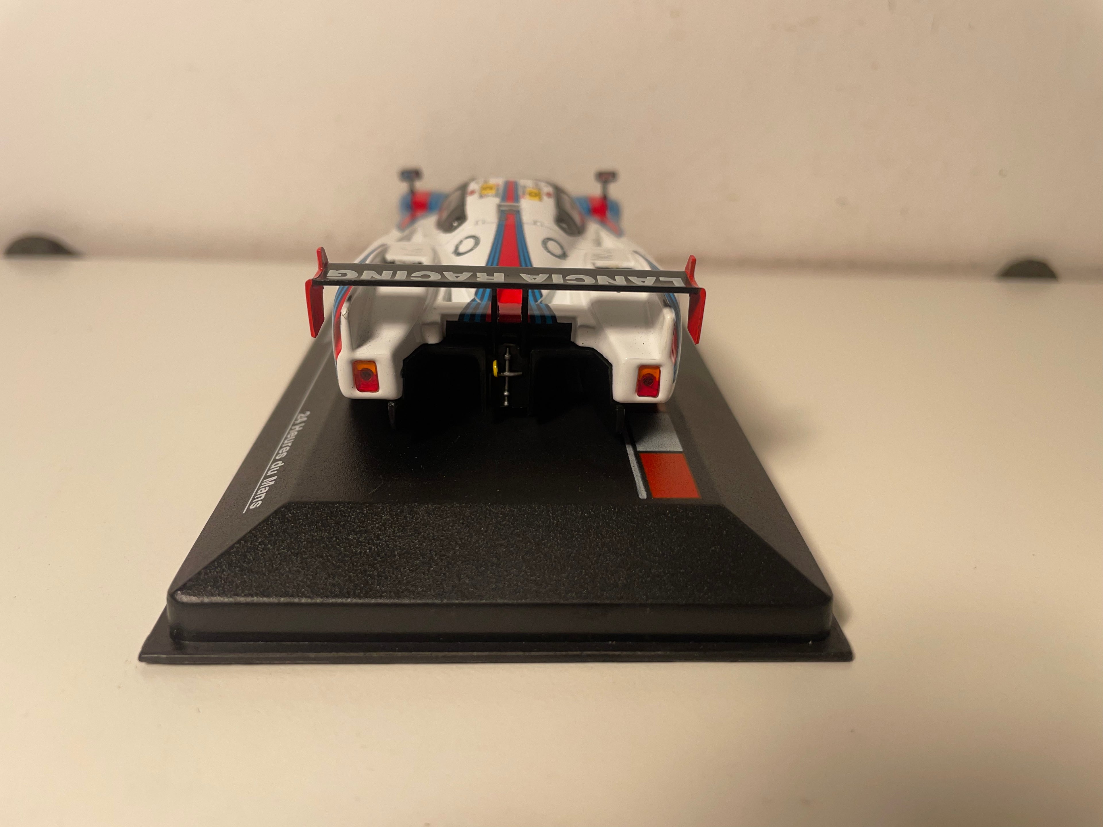 Lancia LC2 blanche, bleue et rouge numéro 4 - 24 heures du Mans de 1985