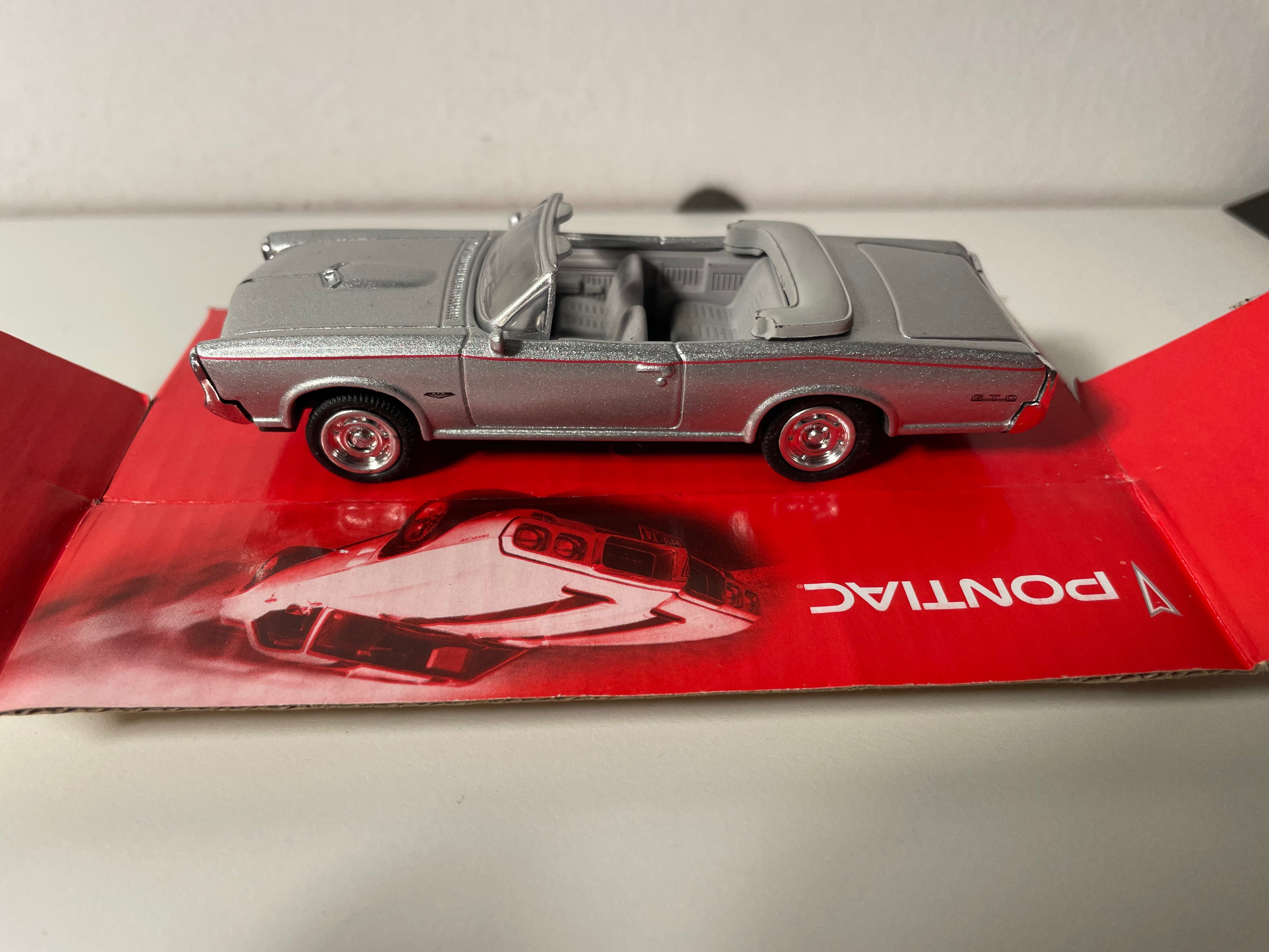 Pontiac GTO gris vum Joer 1966 - CityCruiser (amerikanescht Auto)