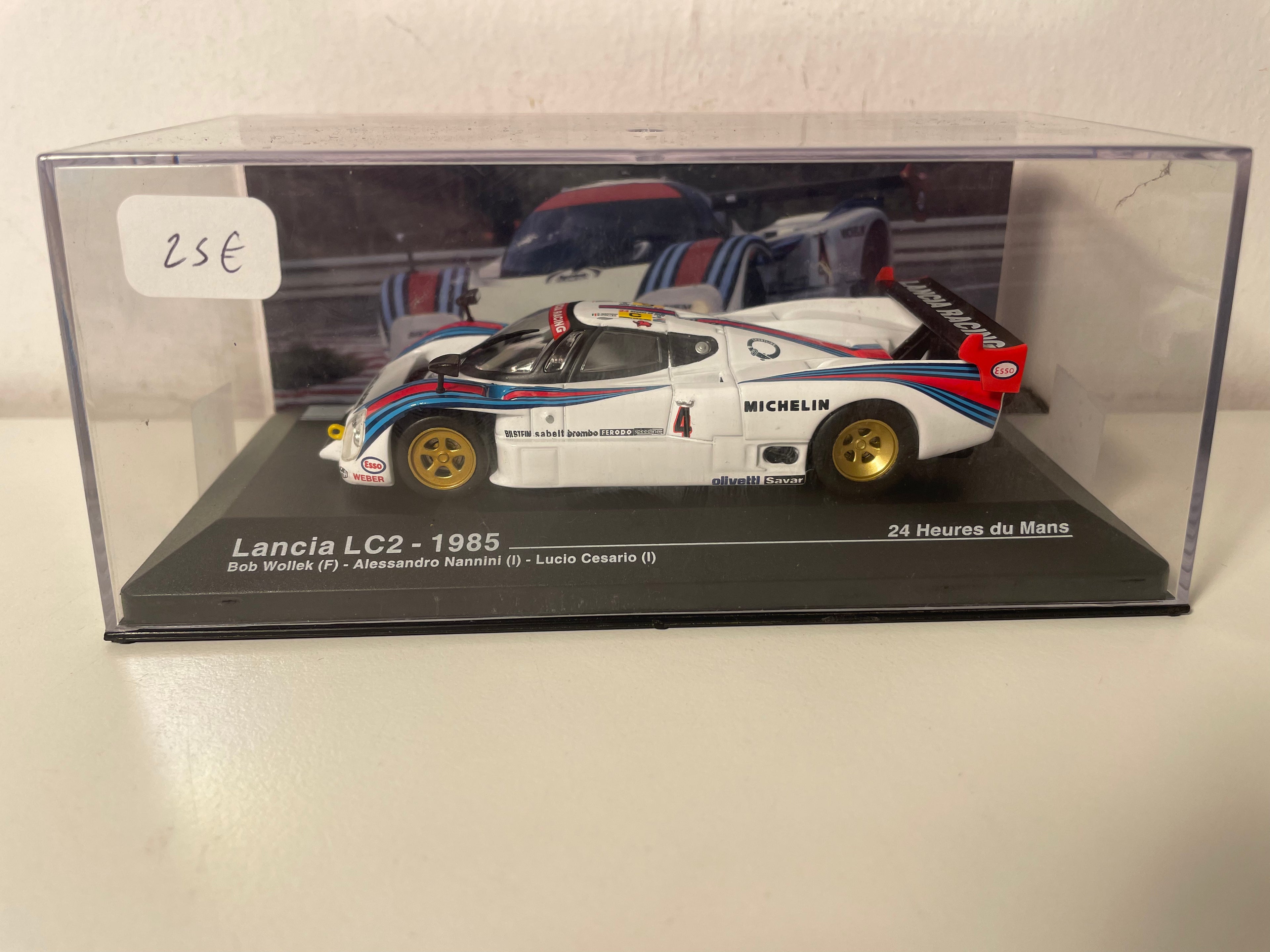 Lancia LC2 blanche, bleue et rouge numéro 4 - 24 heures du Mans de 1985