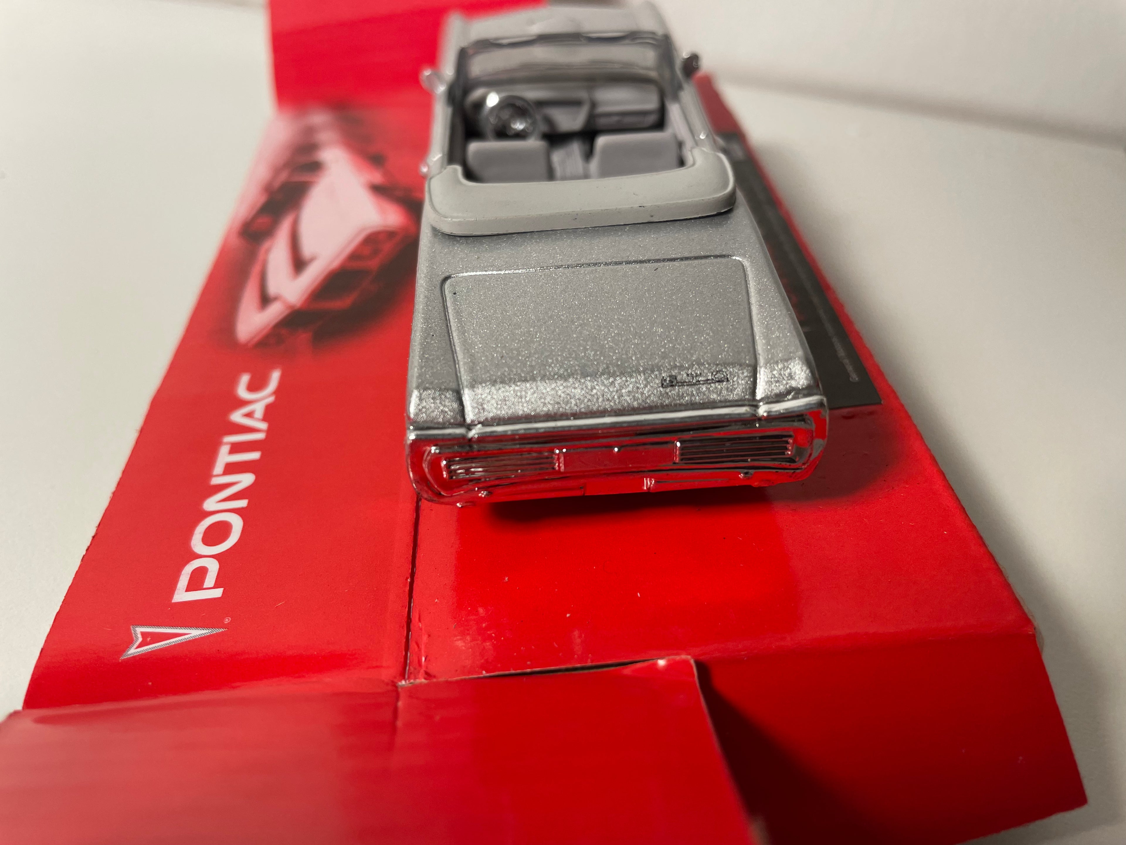 Pontiac GTO gris vum Joer 1966 - CityCruiser (amerikanescht Auto)