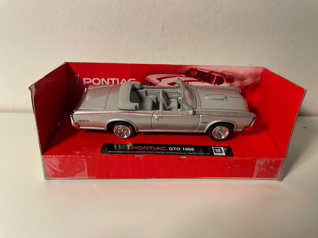 Pontiac GTO gris vum Joer 1966 - CityCruiser (amerikanescht Auto)