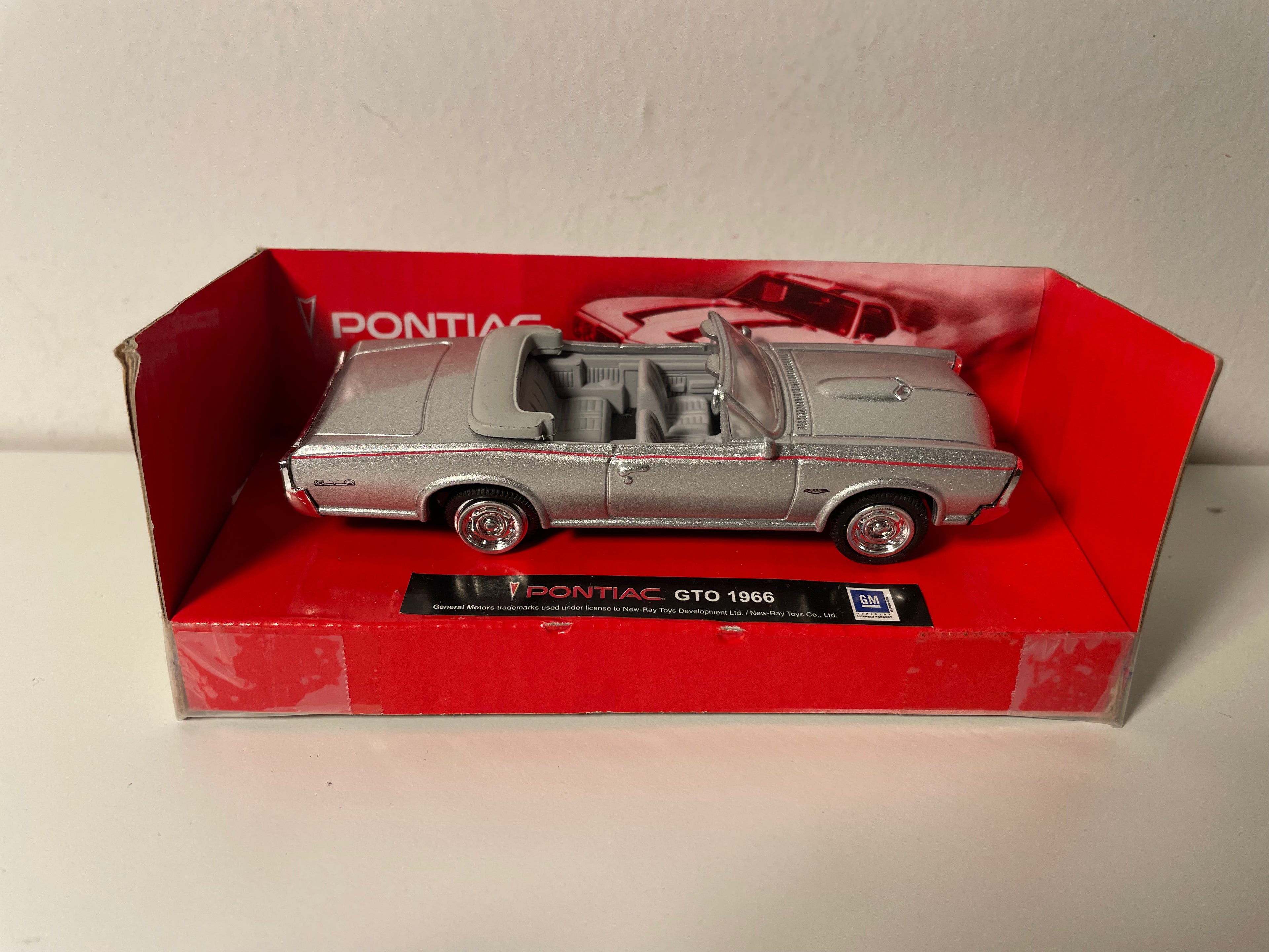 Pontiac GTO gris vum Joer 1966 - CityCruiser (amerikanescht Auto)