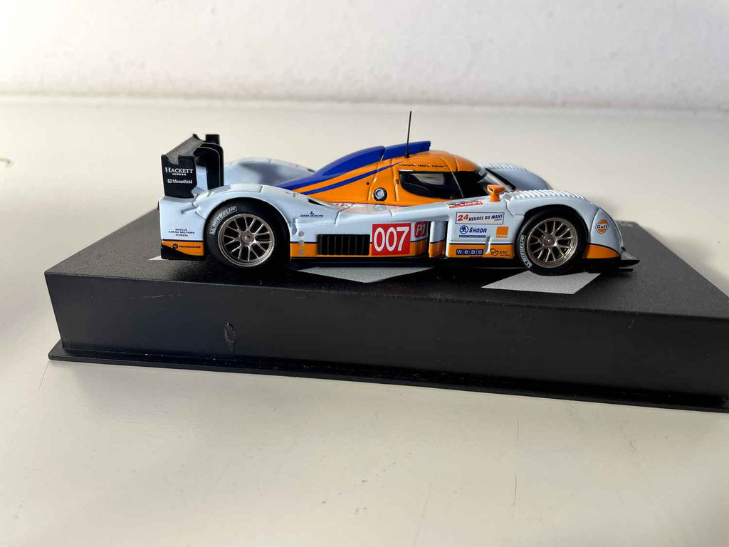 Lola Aston Martin bleue et orange (couleurs de GULF) numéro 007 - 24 heures du Mans de 2009