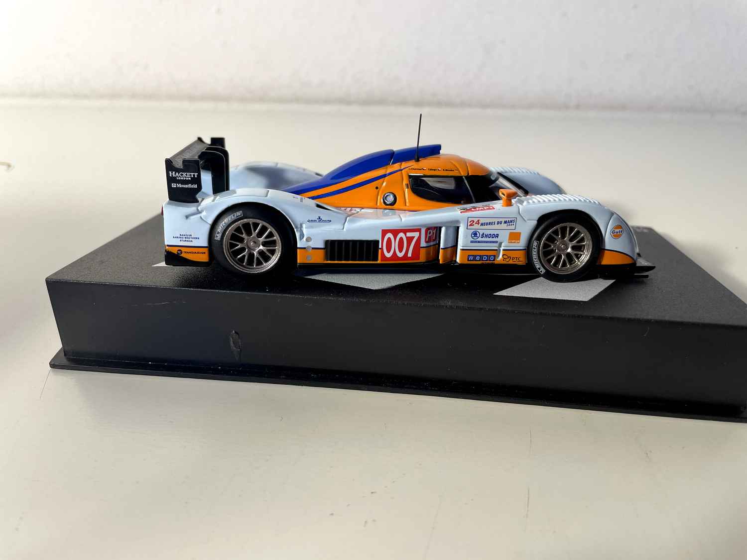 Lola Aston Martin bleue et orange (couleurs de GULF) numéro 007 - 24 heures du Mans de 2009
