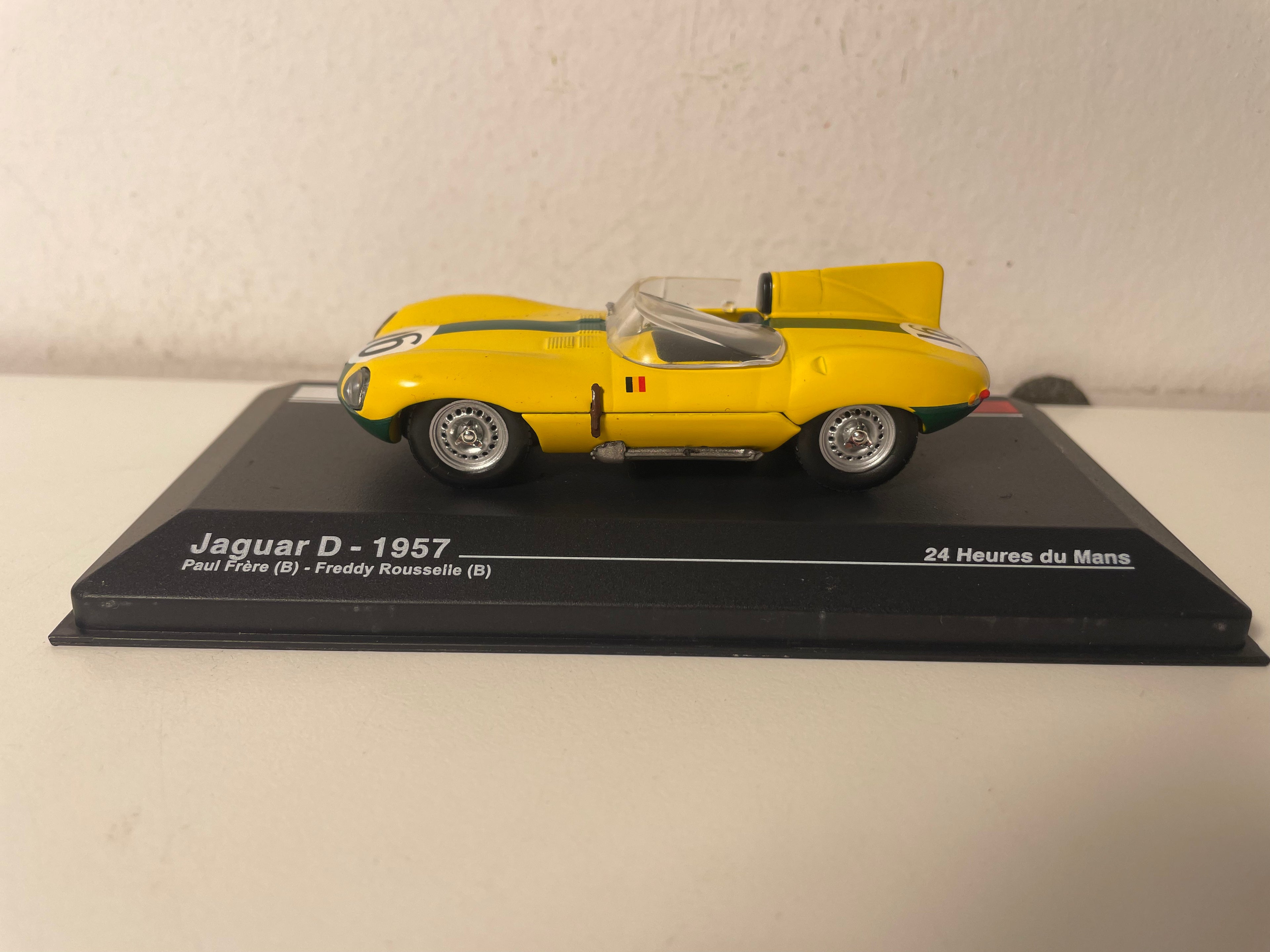 Jaguar D jaune numéro 16 - 24 heures du Mans de 1957