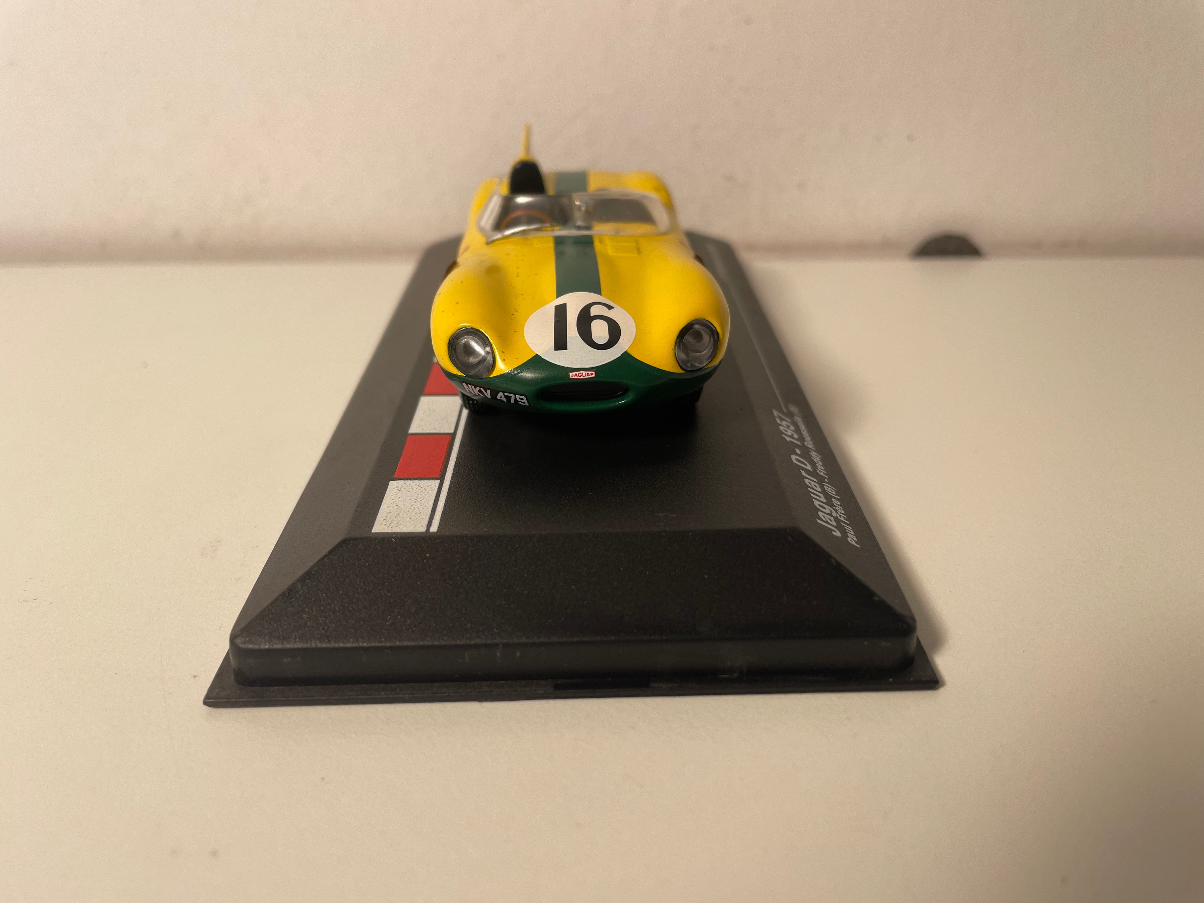 Jaguar D jaune numéro 16 - 24 heures du Mans de 1957