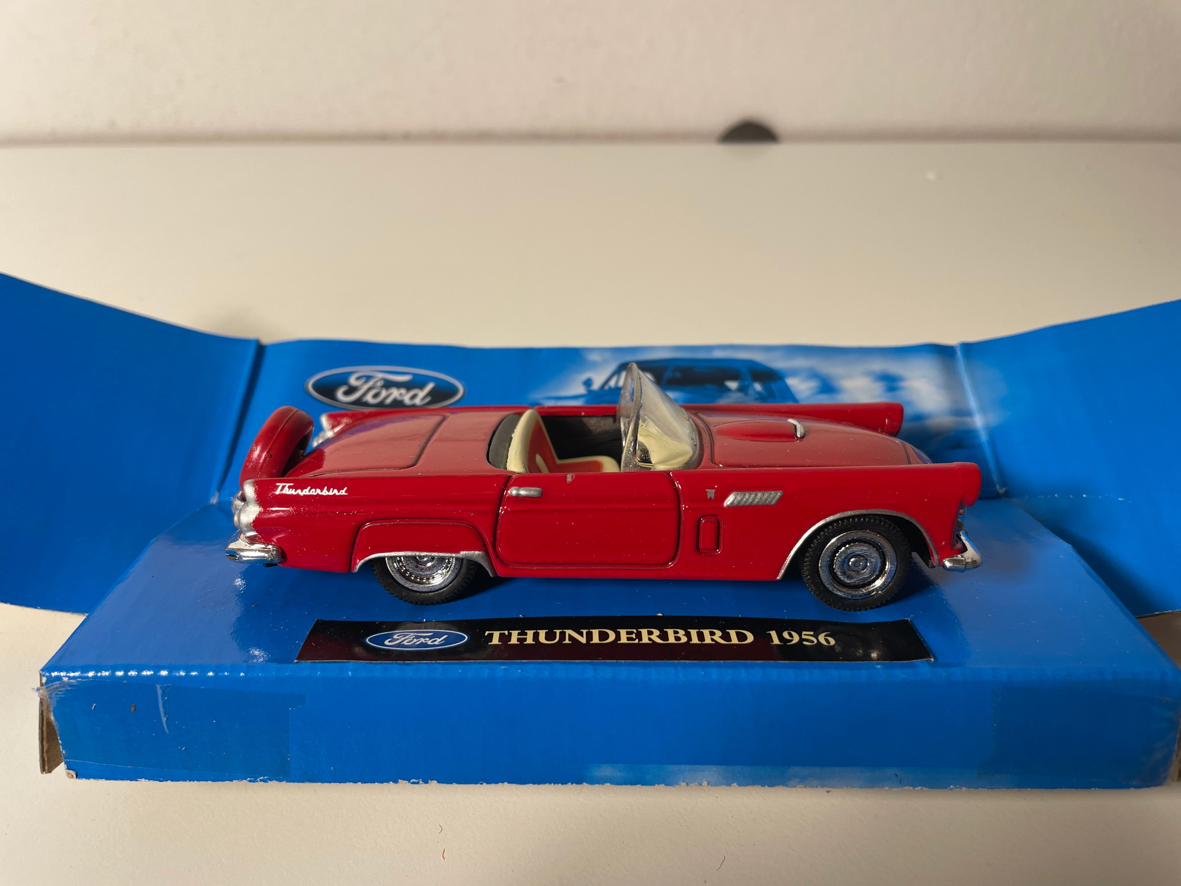 Roud Thunderbird vu 1956 - CityCruiser (amerikanesche Auto)