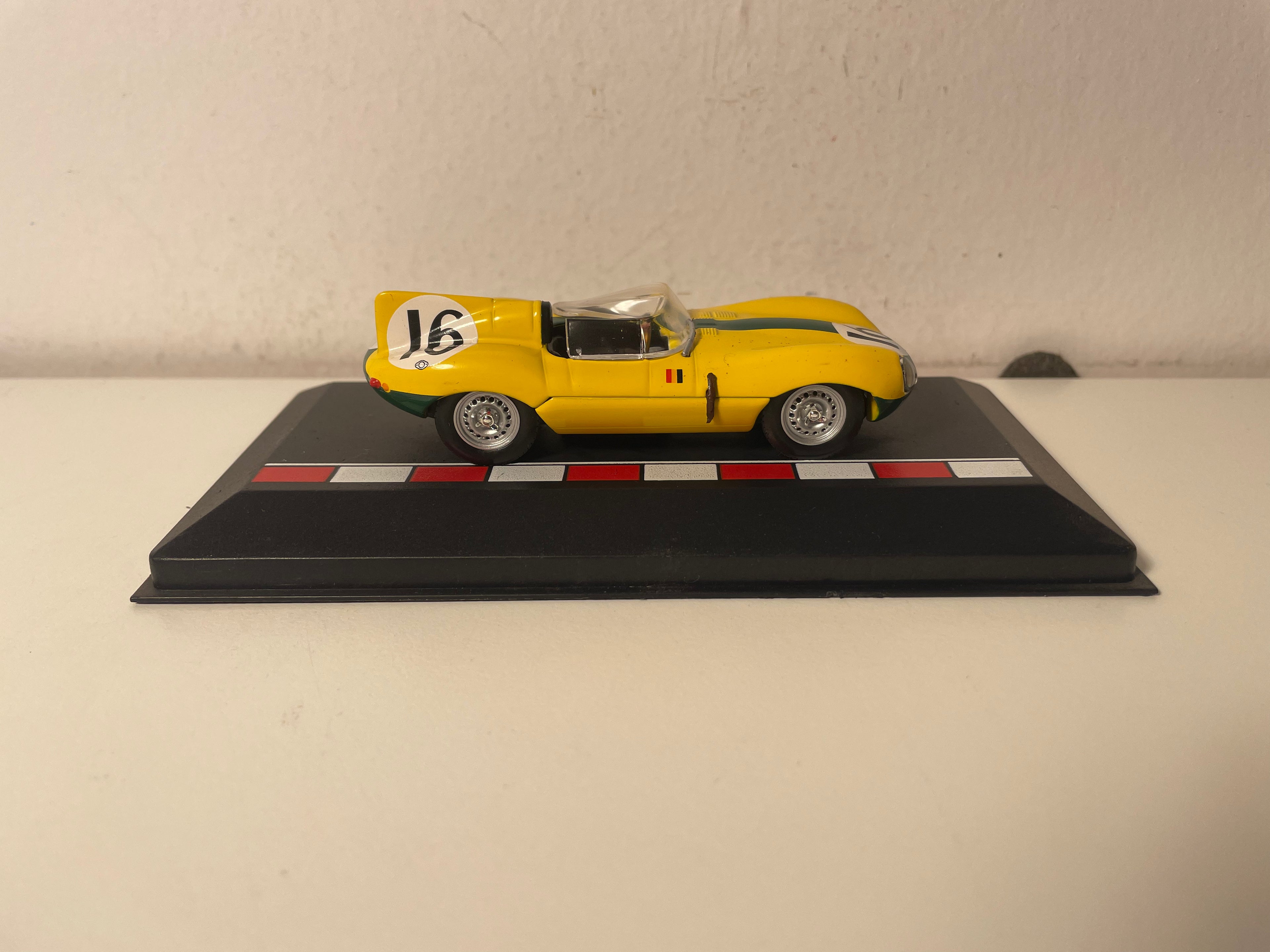 Jaguar D jaune numéro 16 - 24 heures du Mans de 1957