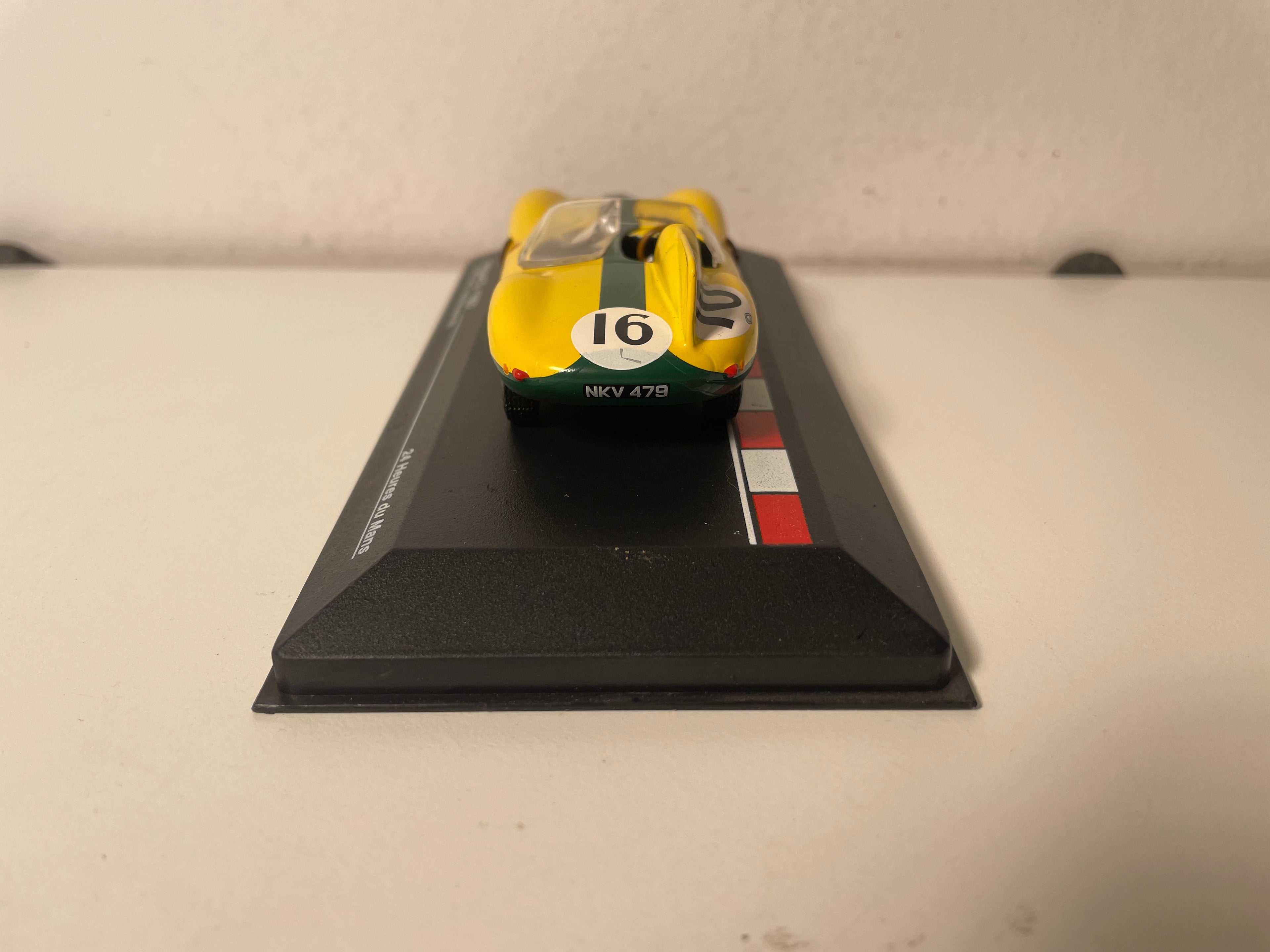 Jaguar D jaune numéro 16 - 24 heures du Mans de 1957