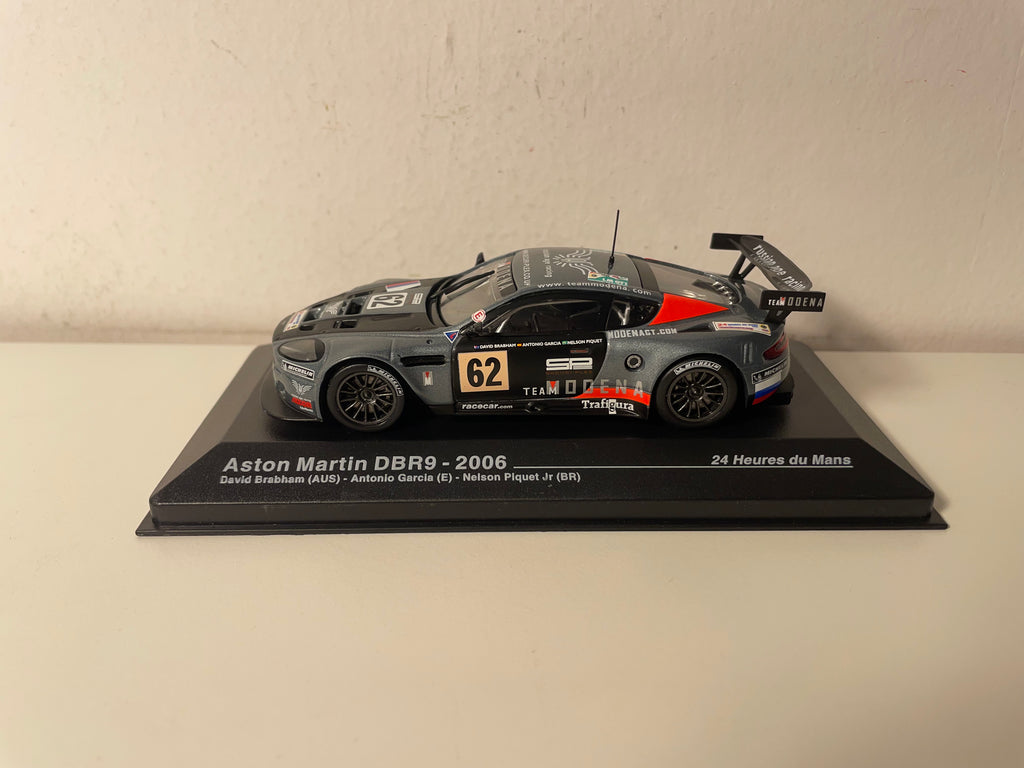 Aston Martin DBR9 dunkelgrau, schwarz und rot Nummer 62 - 24 Stunden von Le Mans 2006