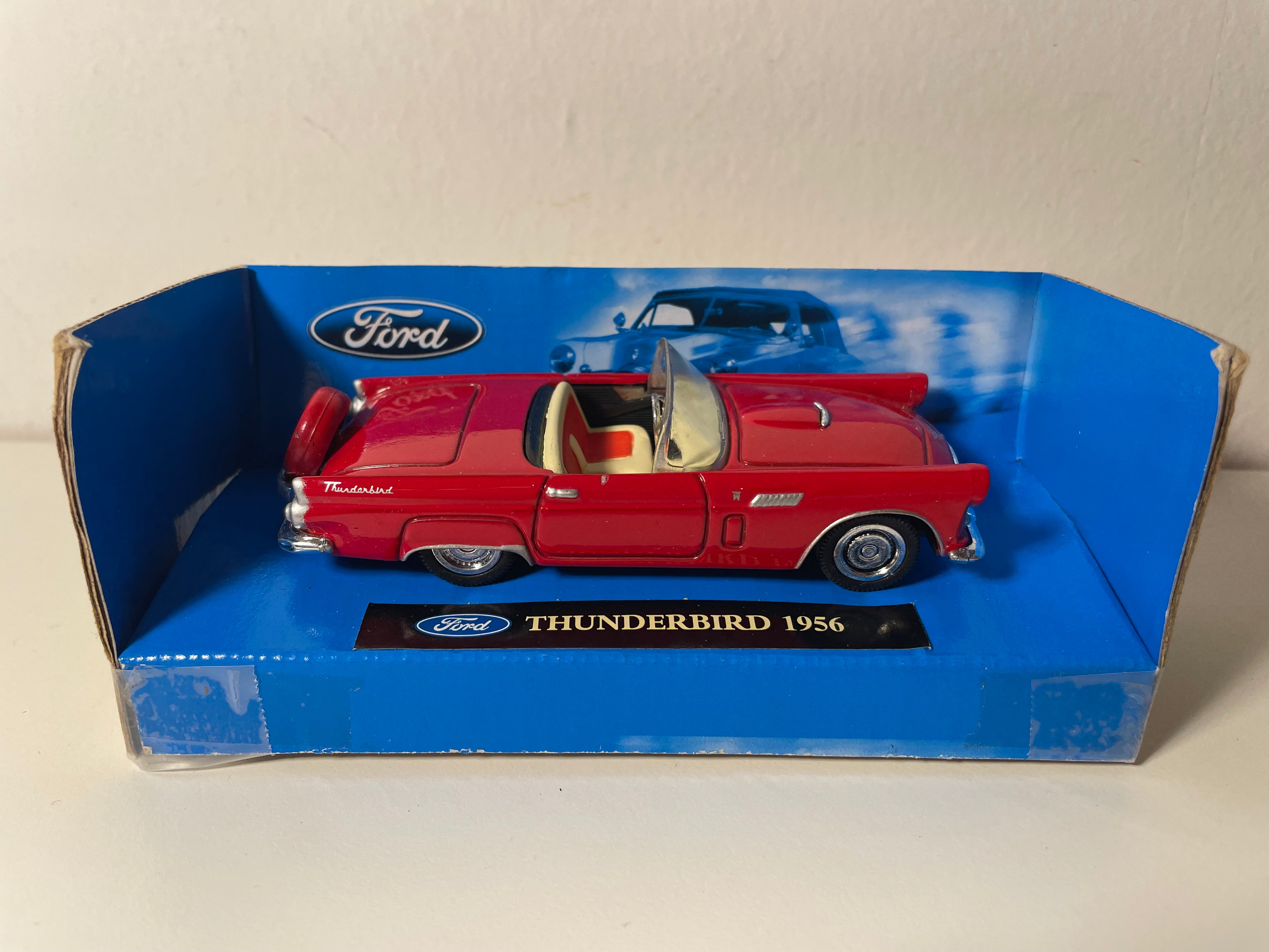 Roud Thunderbird vu 1956 - CityCruiser (amerikanesche Auto)