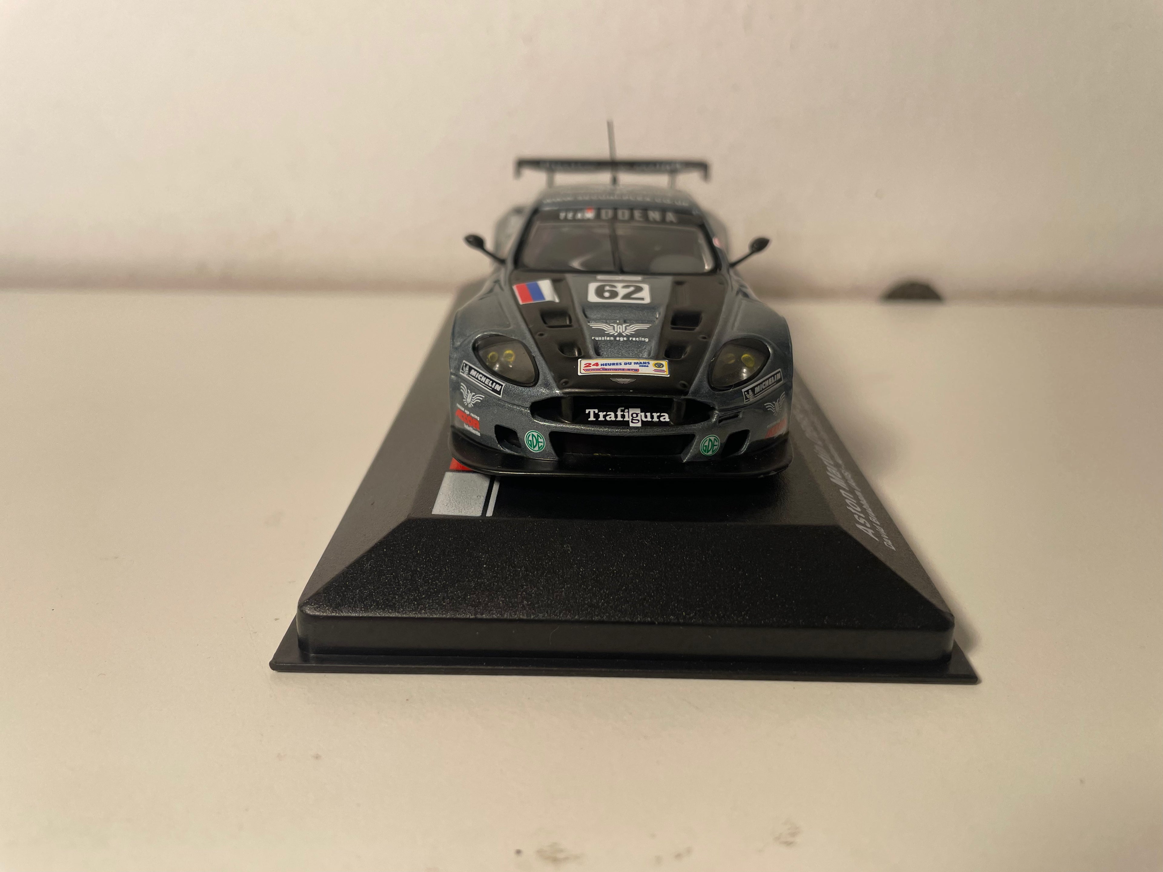 Aston Martin DBR9 grise foncée, noire et rouge numéro 62 - 24 heures du Mans de 2006