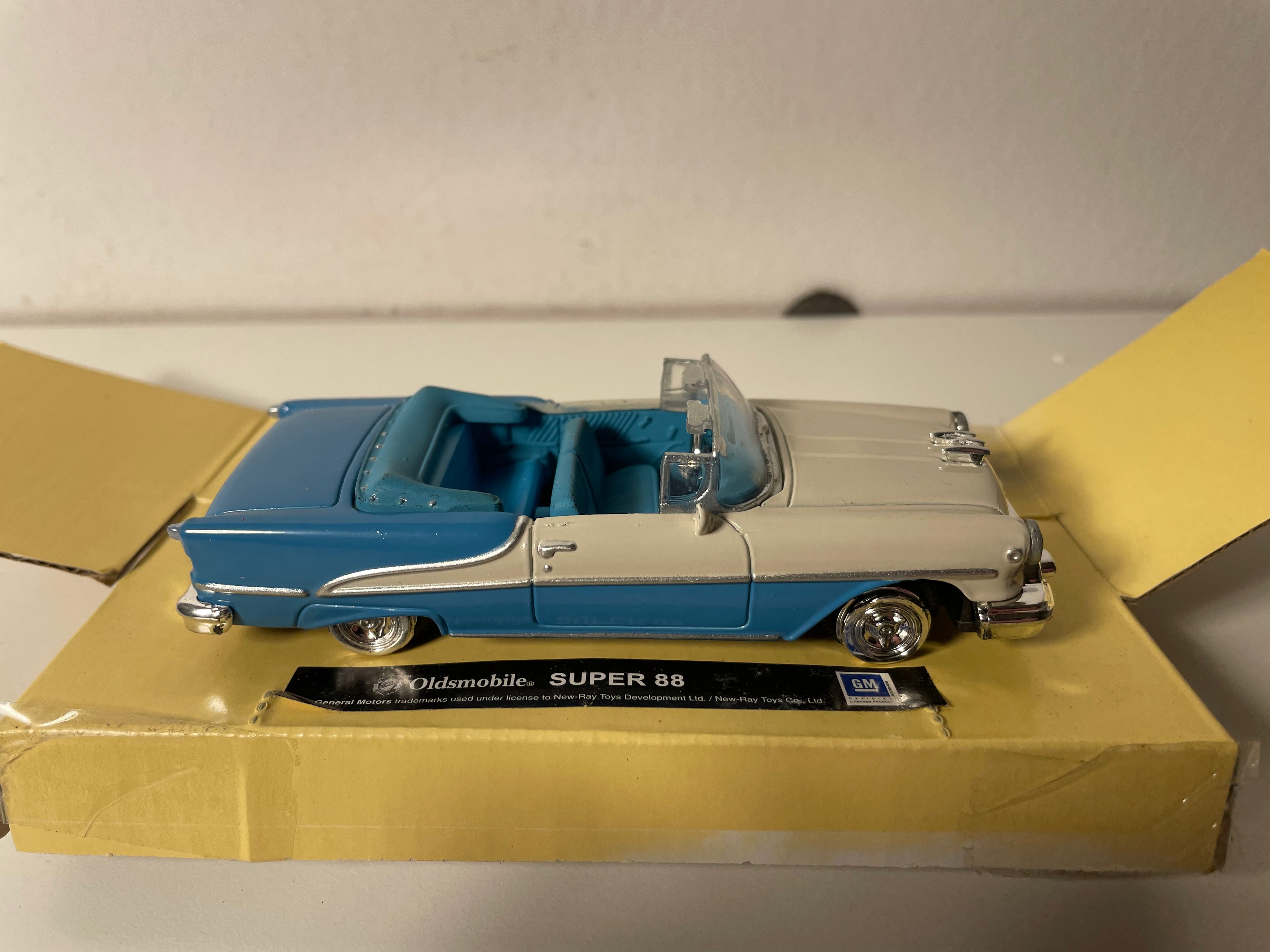 Oldsmobile Super 88 Blue and Off-White - CityCruiser (American Car)